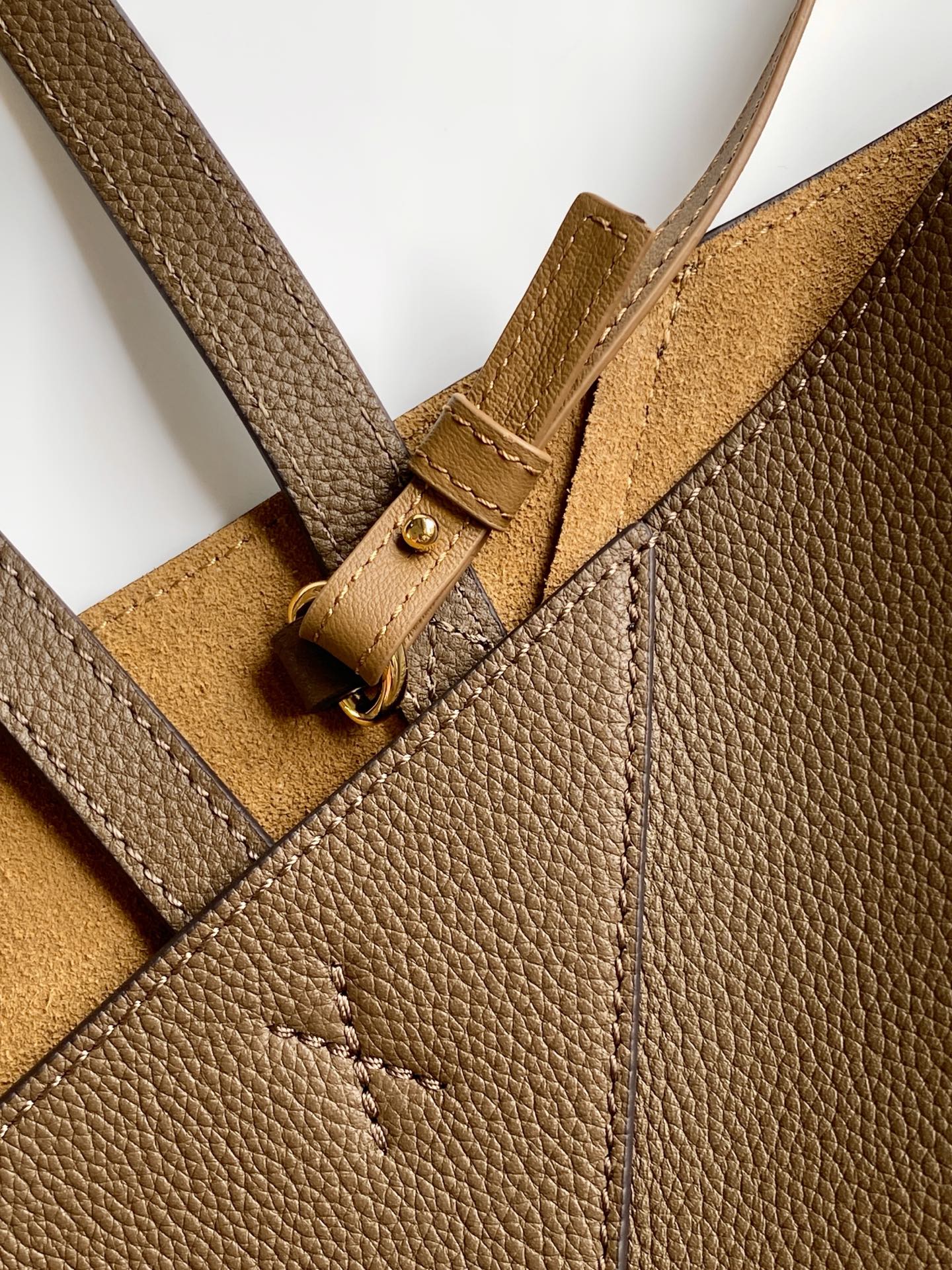 p830。🔥新款🎁中号柔软粒面牛皮革横版 Puzzle Fold 手袋⚡️Puzzle Fold 采用轻盈几何结构设计💥能够完全扁平折叠🍉是旅行良伴🥪此中号横版手袋采用柔软粒面牛皮革制成👑*可肩背或手提*绒面革衬里💕🍻
尺寸：31.5～29～12.5CM
款号：9104
颜色：灰褐色荔