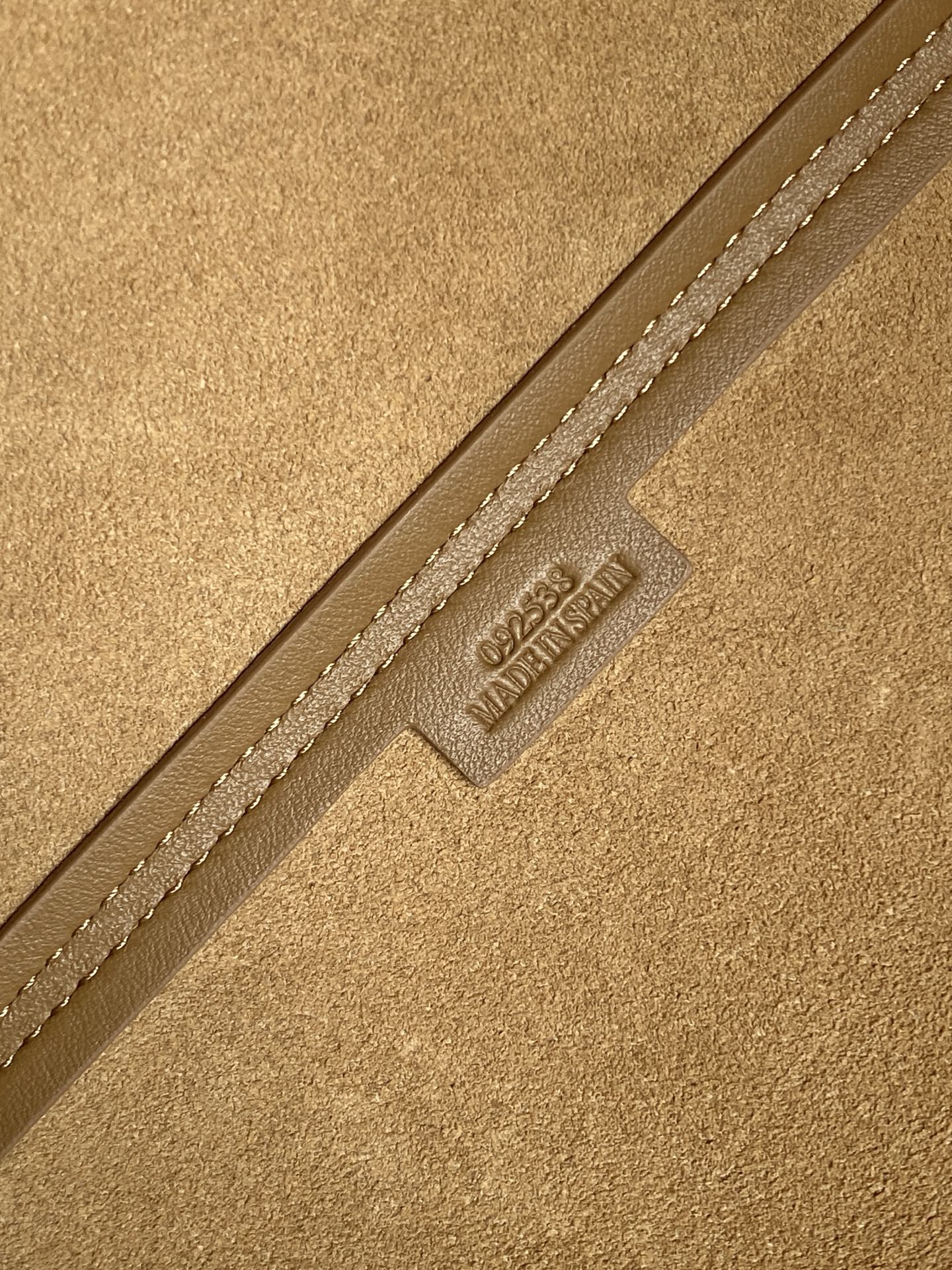 p830。🔥新款🎁中号柔软粒面牛皮革横版 Puzzle Fold 手袋⚡️Puzzle Fold 采用轻盈几何结构设计💥能够完全扁平折叠🍉是旅行良伴🥪此中号横版手袋采用柔软粒面牛皮革制成👑*可肩背或手提*绒面革衬里💕🍻
尺寸：31.5～29～12.5CM
款号：9104
颜色：灰褐色荔