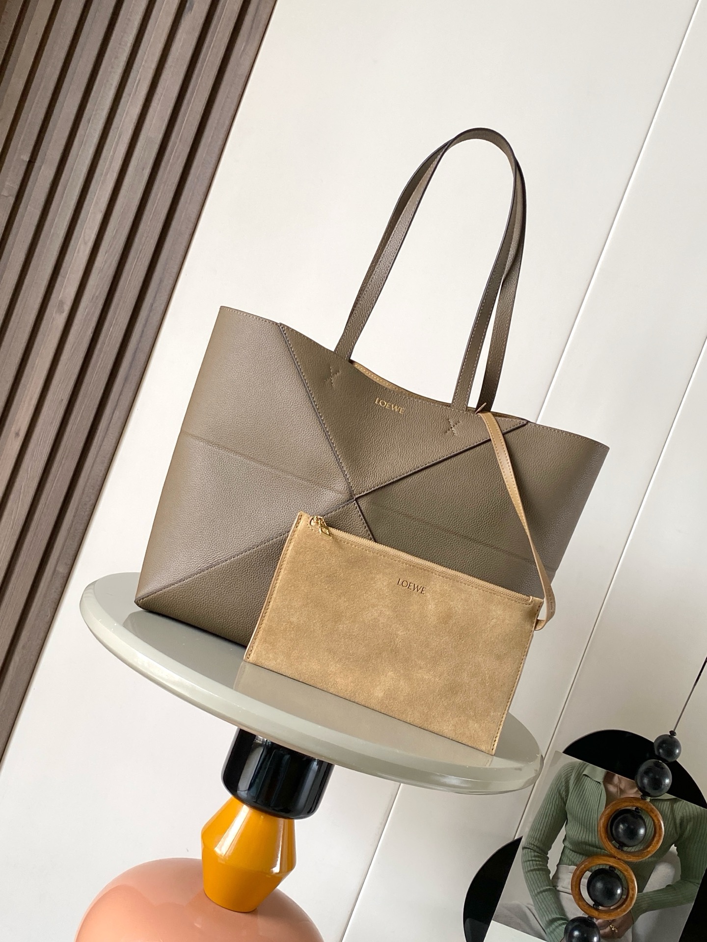 NO:582827,New medium-sized soft grained cowhide horizontal version Puzzle Fold handbag Puzzle Fold adopts a lightweight geometric structure design and can be folded completely flat, making it a good travel companion. This medium-sized horizontal version handbag is made of soft grained cowhide leather *can be carried on the shoulder or hand-held* suede lining Size 31.5～29～12.5CM Style number 9104 Color taupe Li, Loewe, loewe, cowhide19860909新款中号柔软粒面牛皮革横版 Puzzle Fold 手袋Puzzle Fold 采用轻盈几何结构设计能够完全扁平折叠是旅行良伴此中号横版手袋采用柔软粒面牛皮革制成*可肩背或手提*绒面革衬里 尺寸31.5～29～12.5CM 款号9104 颜色灰褐色荔,罗意威,loewe,cowhide,Bag