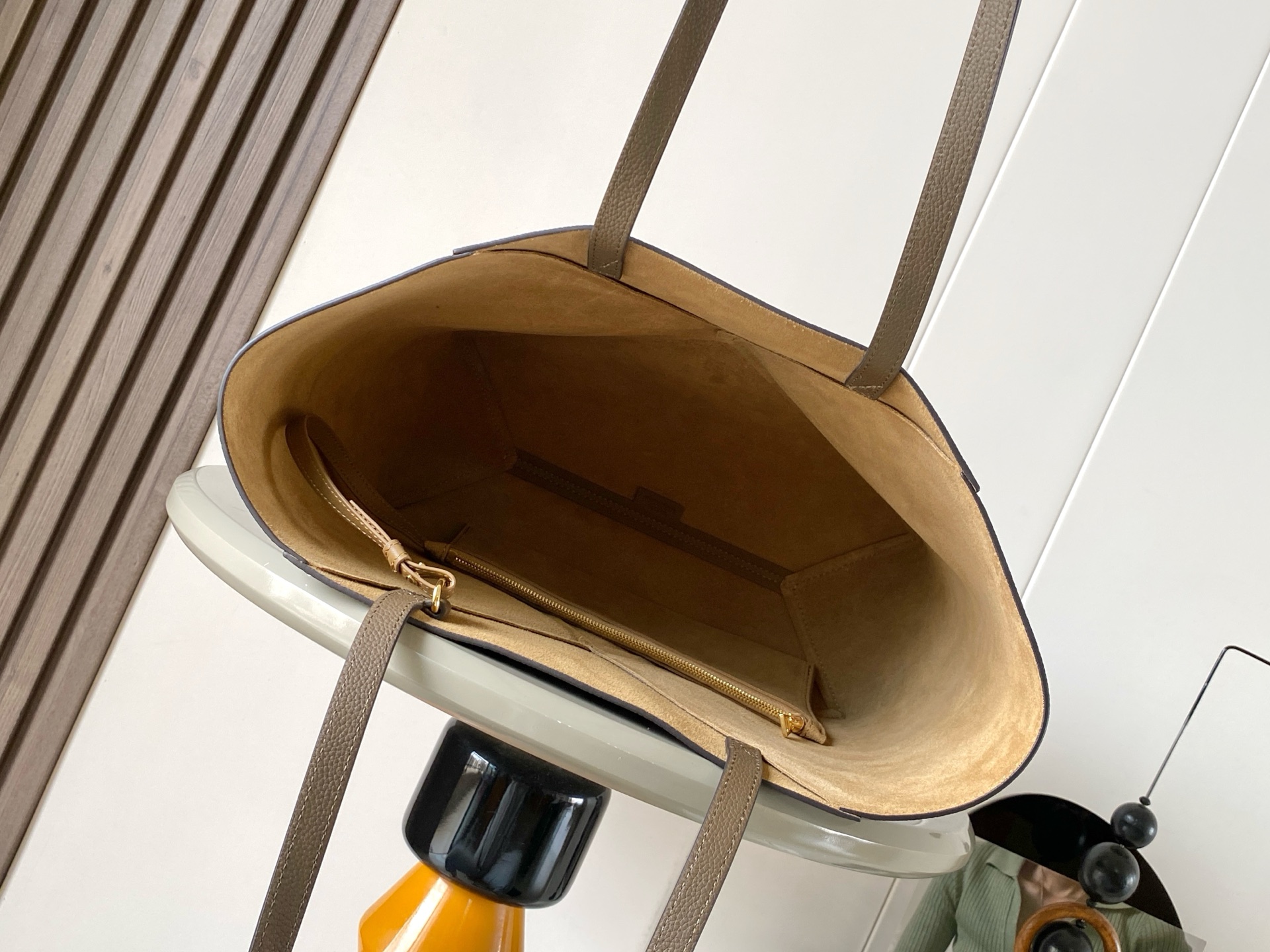 p830。🔥新款🎁中号柔软粒面牛皮革横版 Puzzle Fold 手袋⚡️Puzzle Fold 采用轻盈几何结构设计💥能够完全扁平折叠🍉是旅行良伴🥪此中号横版手袋采用柔软粒面牛皮革制成👑*可肩背或手提*绒面革衬里💕🍻
尺寸：31.5～29～12.5CM
款号：9104
颜色：灰褐色荔