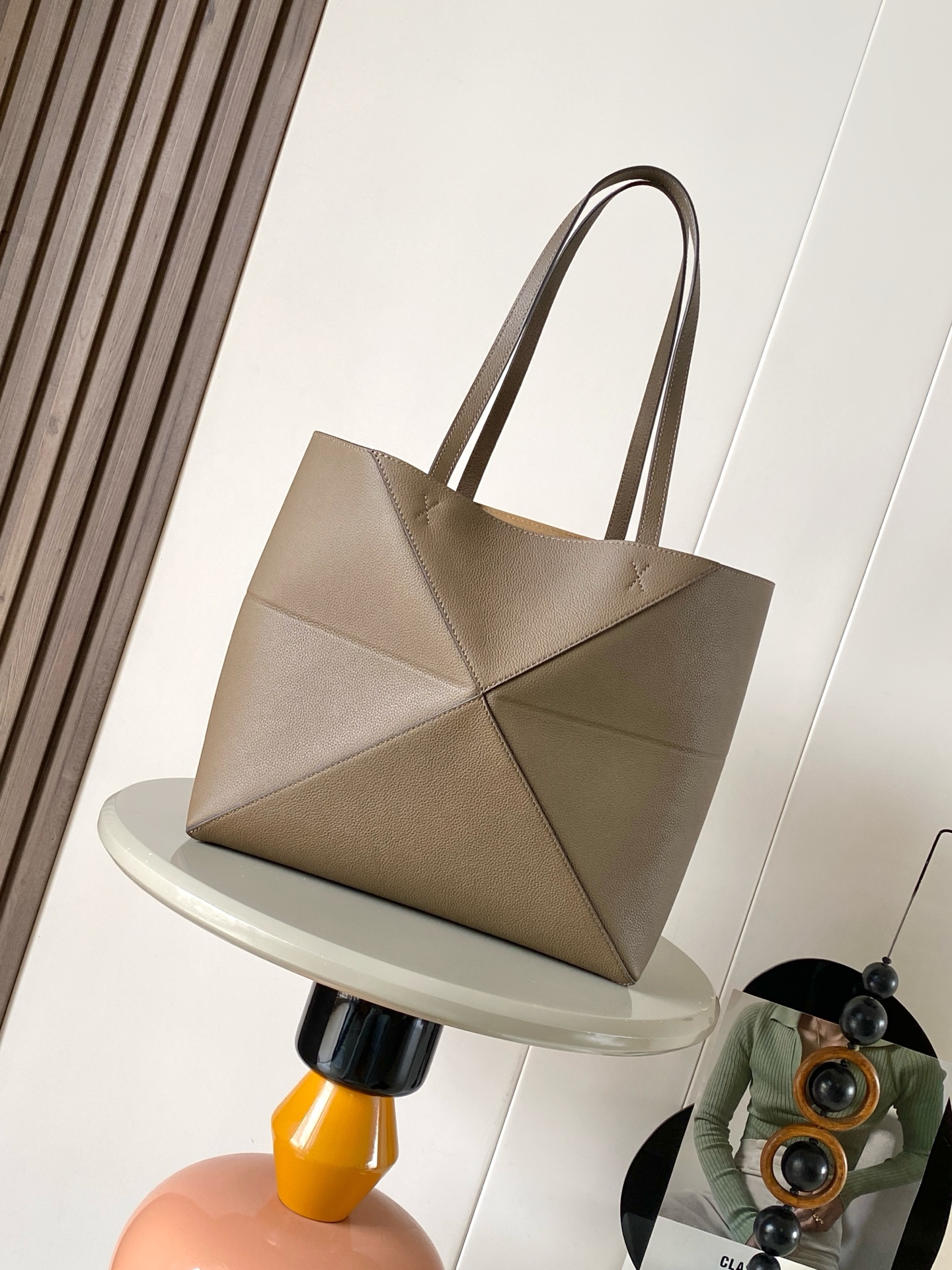 p830。🔥新款🎁中号柔软粒面牛皮革横版 Puzzle Fold 手袋⚡️Puzzle Fold 采用轻盈几何结构设计💥能够完全扁平折叠🍉是旅行良伴🥪此中号横版手袋采用柔软粒面牛皮革制成👑*可肩背或手提*绒面革衬里💕🍻
尺寸：31.5～29～12.5CM
款号：9104
颜色：灰褐色荔