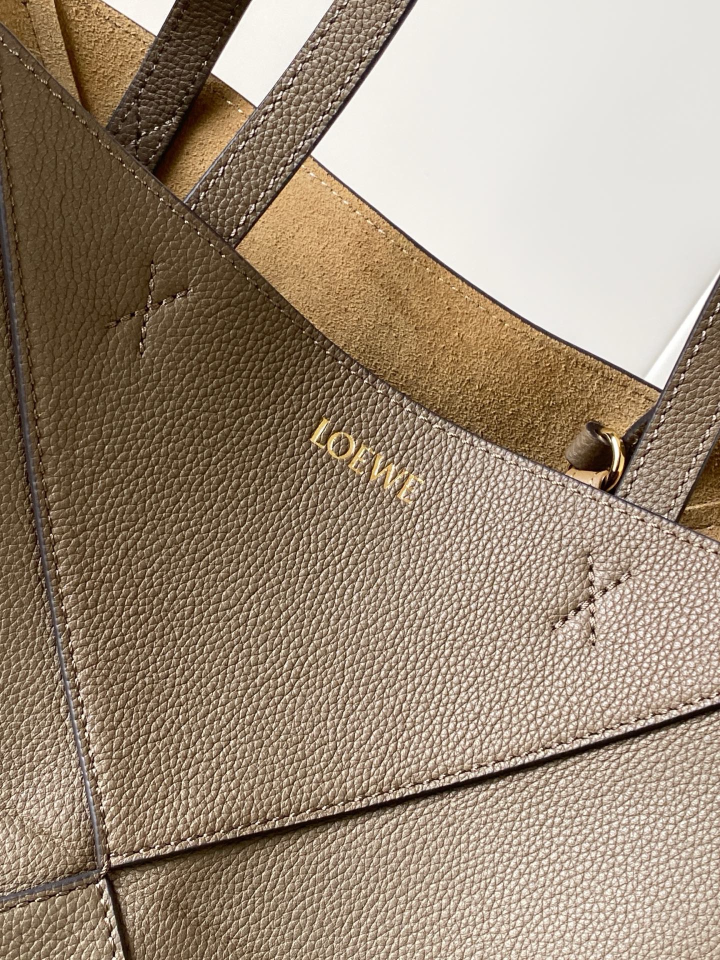 p830。🔥新款🎁中号柔软粒面牛皮革横版 Puzzle Fold 手袋⚡️Puzzle Fold 采用轻盈几何结构设计💥能够完全扁平折叠🍉是旅行良伴🥪此中号横版手袋采用柔软粒面牛皮革制成👑*可肩背或手提*绒面革衬里💕🍻
尺寸：31.5～29～12.5CM
款号：9104
颜色：灰褐色荔