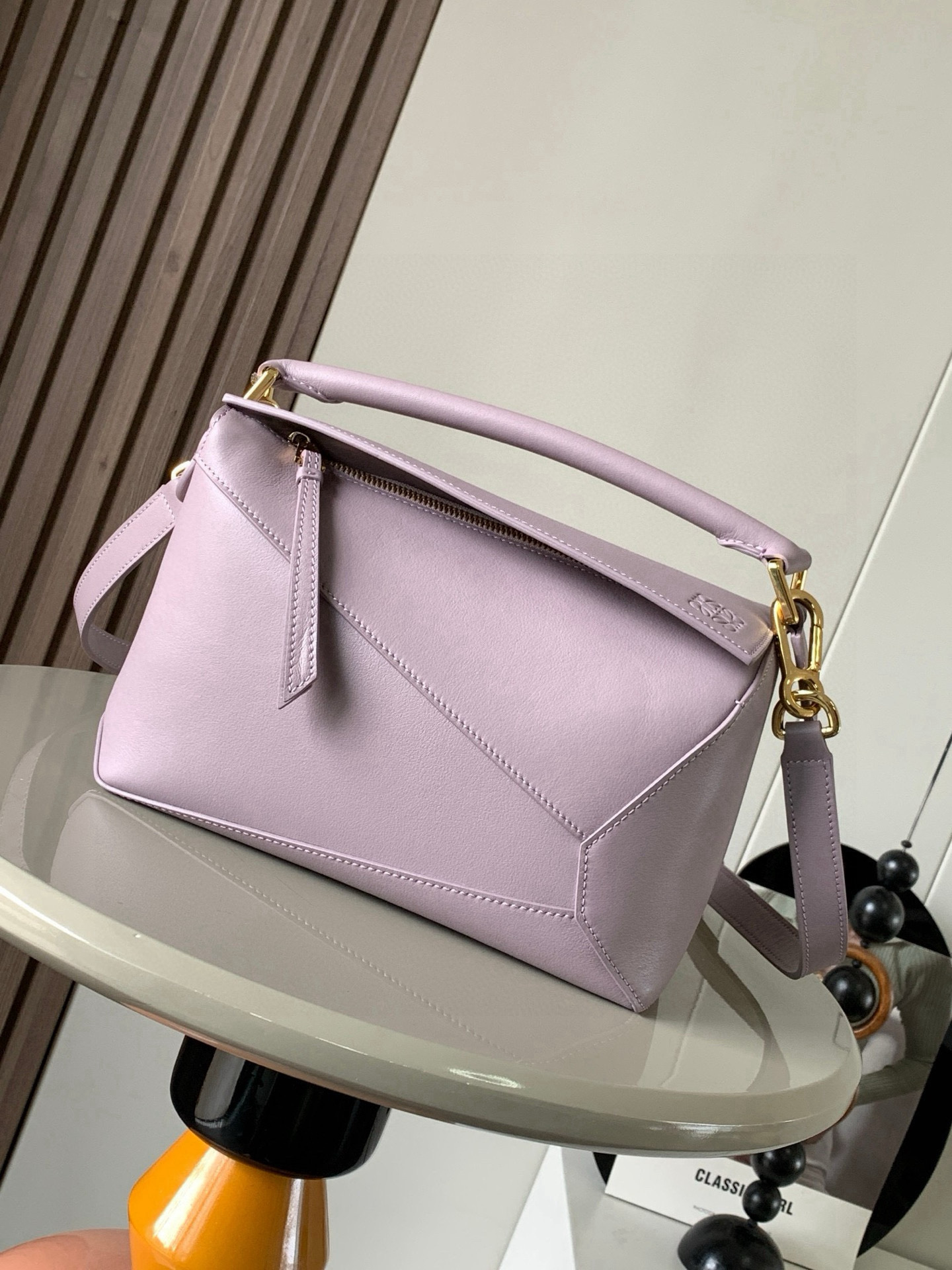 NO:583787,New version of geometric bag small 24CMPuzzle handbag!  Original imported nappa calfskin Luojia's popular geometric bag Puzzle handbag is the first handbag launched by creative director Jonathan Anderson for L0EWE. The rectangular shape and precise cutting technology create Puzzle's unique geometric lines. This small size version is made of soft nappa calf leather *Small size Puzzle  Can hold, for example, a large wallet, mobile phones of all sizes and sunglasses [Sun][Sun] Diagonal, shoulder, hand or top handle carry * Detachable Size 24CM ~ 16CM ~ 10CM Style No. 9311 Color light purple, Loewe, loewe, loewe, wallets, cowhide19860909新版本几何包小号24CMPuzzle手袋！原厂进口纳帕小牛皮罗家爆款几何包Puzzle 手袋是创意总监乔纳森·安德森为 L0EWE 推出的首款手提包长方体形状和精确的切割技术创造了 Puzzle 独特的几何线条这个小尺寸版本采用柔软纳帕小牛皮革制成＊小号 Puzzle 可以容纳例如一只大号钱包、所有尺寸的手机和太阳镜[太阳][太阳]斜、肩背、手拿或顶部提手携带＊可拆卸 尺寸24CM～16CM～10CM 款号9311 颜色浅紫色,罗意威,loewe,loewe,wallets,cowhide,Bag