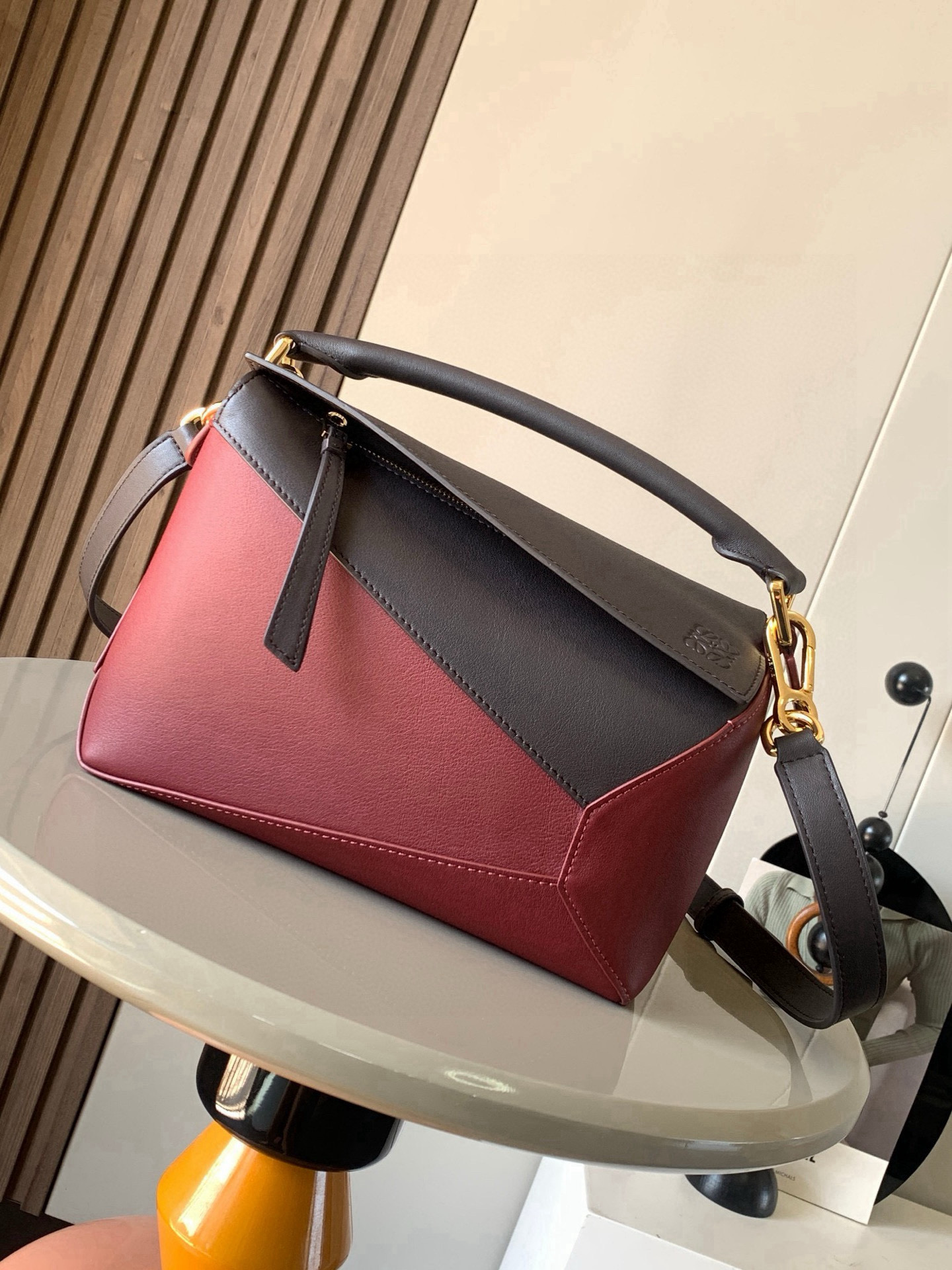 NO:583790,New version of geometric bag small 24CMPuzzle handbag!  Original imported nappa calfskin Luojia's popular geometric bag Puzzle handbag is the first handbag launched by creative director Jonathan Anderson for L0EWE. The rectangular shape and precise cutting technology create Puzzle's unique geometric lines. This small size version is made of soft nappa calf leather *Small size Puzzle  Can accommodate, for example, a large wallet, mobile phones of all sizes and sunglasses [Sun][Sun] Diagonal, shoulder, hand or top handle carry * Detachable Size 24CM ~ 16CM ~ 10CM Style No. 9311 Color black with burgundy, Loewe, loewe, loewe, wallets, cowhide19860909新版本几何包小号24CMPuzzle手袋！原厂进口纳帕小牛皮罗家爆款几何包Puzzle 手袋是创意总监乔纳森·安德森为 L0EWE 推出的首款手提包长方体形状和精确的切割技术创造了 Puzzle 独特的几何线条这个小尺寸版本采用柔软纳帕小牛皮革制成＊小号 Puzzle 可以容纳例如一只大号钱包、所有尺寸的手机和太阳镜[太阳][太阳]斜、肩背、手拿或顶部提手携带＊可拆卸 尺寸24CM～16CM～10CM 款号9311 颜色黑拼酒红,罗意威,loewe,loewe,wallets,cowhide,Bag