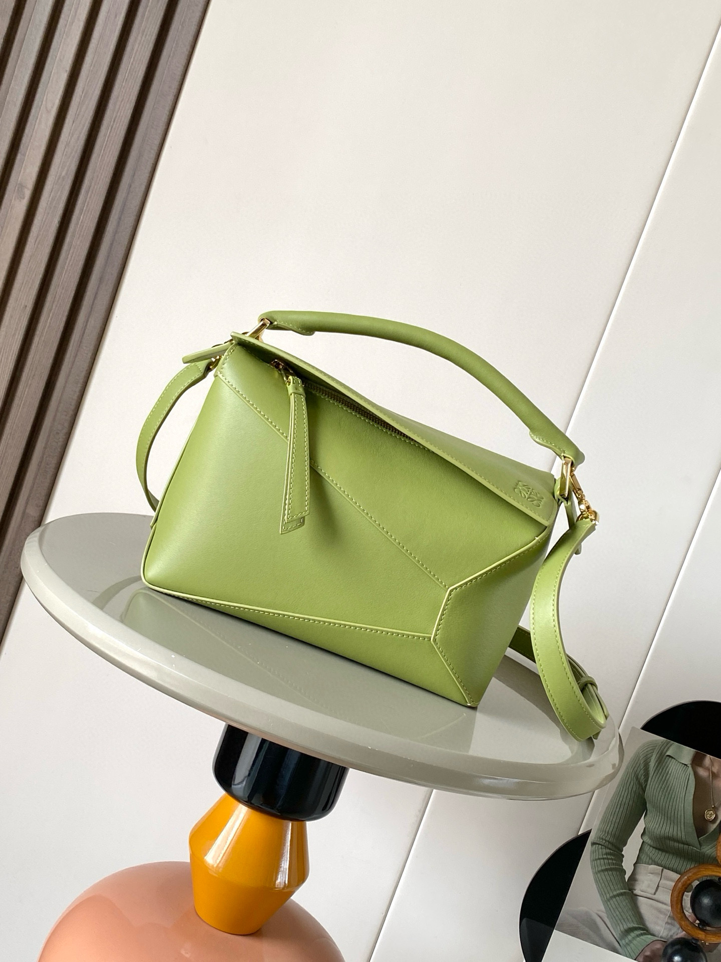 NO:583801,New version of geometric bag small 24CMPuzzle handbag!  Original imported pebbled calfskin Luojia's popular geometric bag Puzzle handbag is the first handbag launched by creative director Jonathan Anderson for L0EWE. The rectangular shape and precise cutting technology create Puzzle's unique geometric lines. This small version is made of soft nappa calf leather.  Size 24CM～16CM～10CM Style No. 9311 Color light moss, Loewe, loewe, loewe, wallets, cowhide19860909新版本几何包小号24CMPuzzle手袋！原厂进口荔枝纹小牛皮罗家爆款几何包Puzzle 手袋是创意总监乔纳森·安德森为 L0EWE 推出的首款手提包长方体形状和精确的切割技术创造了 Puzzle 独特的几何线条这个小尺寸版本采用柔软纳帕小牛皮革制成＊小号Puzzle 可以容纳例如一只大号钱包所有尺寸的手机和太阳镜斜、肩背、手拿或顶部提手携带＊可拆卸 尺寸24CM～16CM～10CM 款号9311 颜色浅苔藓色,罗意威,loewe,loewe,wallets,cowhide,Bag