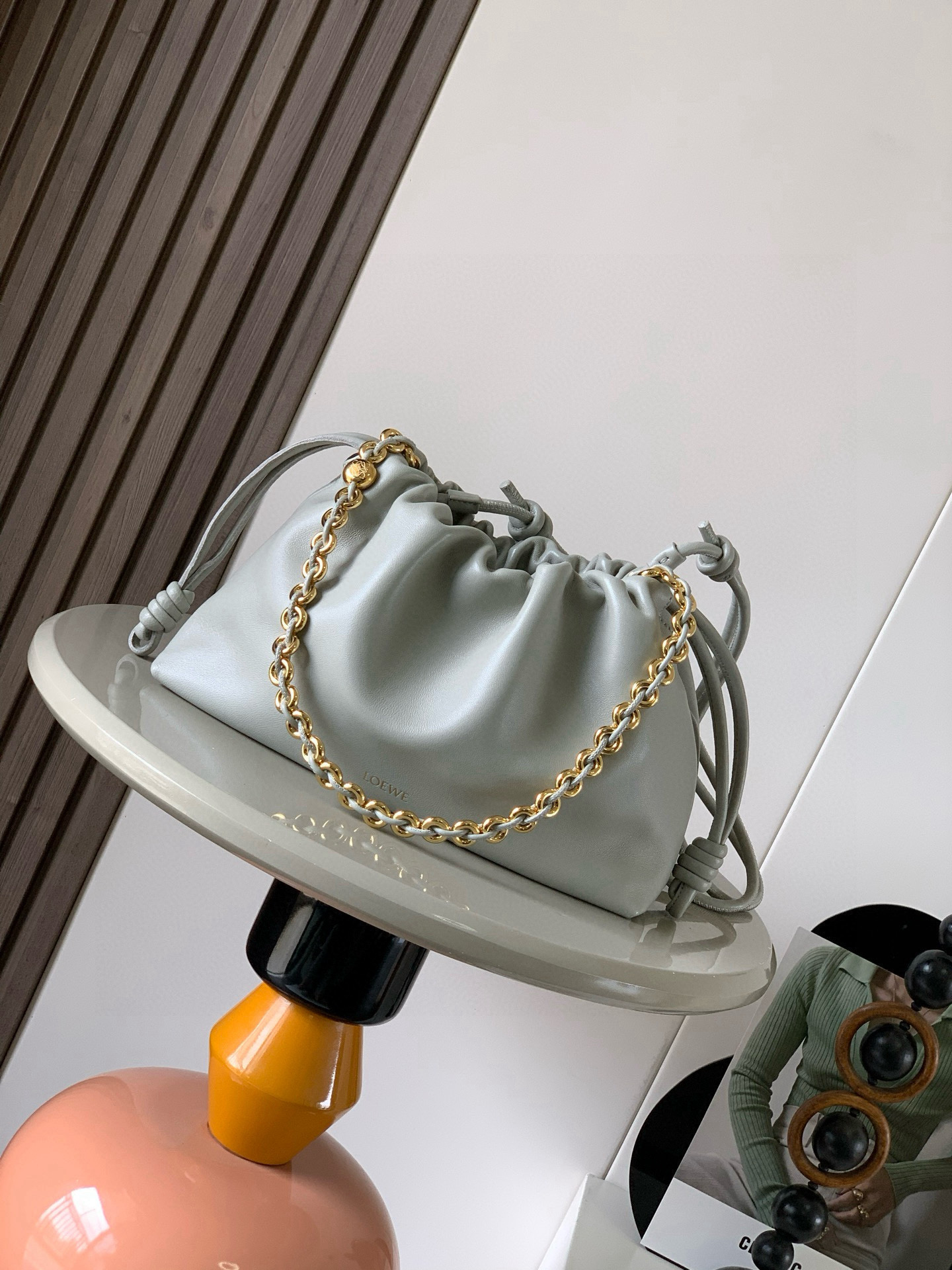 NO:583810,[Celebrity Style] Soft nappa sheep leather Flamenco Purse new clutch Flamenco Purse handbag features pleated design on the side with key details such as iconic knots. The style is fashionable and versatile and can be carried as a clutch bag or worn on the shoulder with a donut chain or worn cross-body with a leather shoulder strap. This version is made of soft nappa sheep leather. * Can be carried on the shoulder, cross-body or handheld * Detachable and adjustable leather shoulder strap * Detachable donut chain decorated with Anagram  Engraved pebble pattern＊Low-key magnetic buckle closure＊Suede lining＊LOWE hot stamping or hot silver color space gray style number 9057 size 30cm～20cm～10.5cm, Loewe, loewe, handbag, sheepskin19860909【明星同款】柔软纳帕羊皮革 Flamenco Purse 新款手拿包Flamenco Purse 手袋采用褶皱设计侧面搭配标志性绳结等关键细节.款式时尚百搭可作为手拿包携带亦可搭配甜甜圈链条肩背或搭配皮革肩带斜挎.此版本采用柔软纳帕羊皮革制成.＊可肩背、斜挎或手提＊可拆卸可调节皮革肩带＊可拆卸甜甜圈链条饰有 Anagram 镌刻卵石纹＊低调的磁扣开合＊绒面革衬里＊ LOWE 烫金或烫银 颜色太空灰 款号9057 尺寸30cm～20cm～10.5cm,罗意威,loewe,handbag,sheepskin,Bag