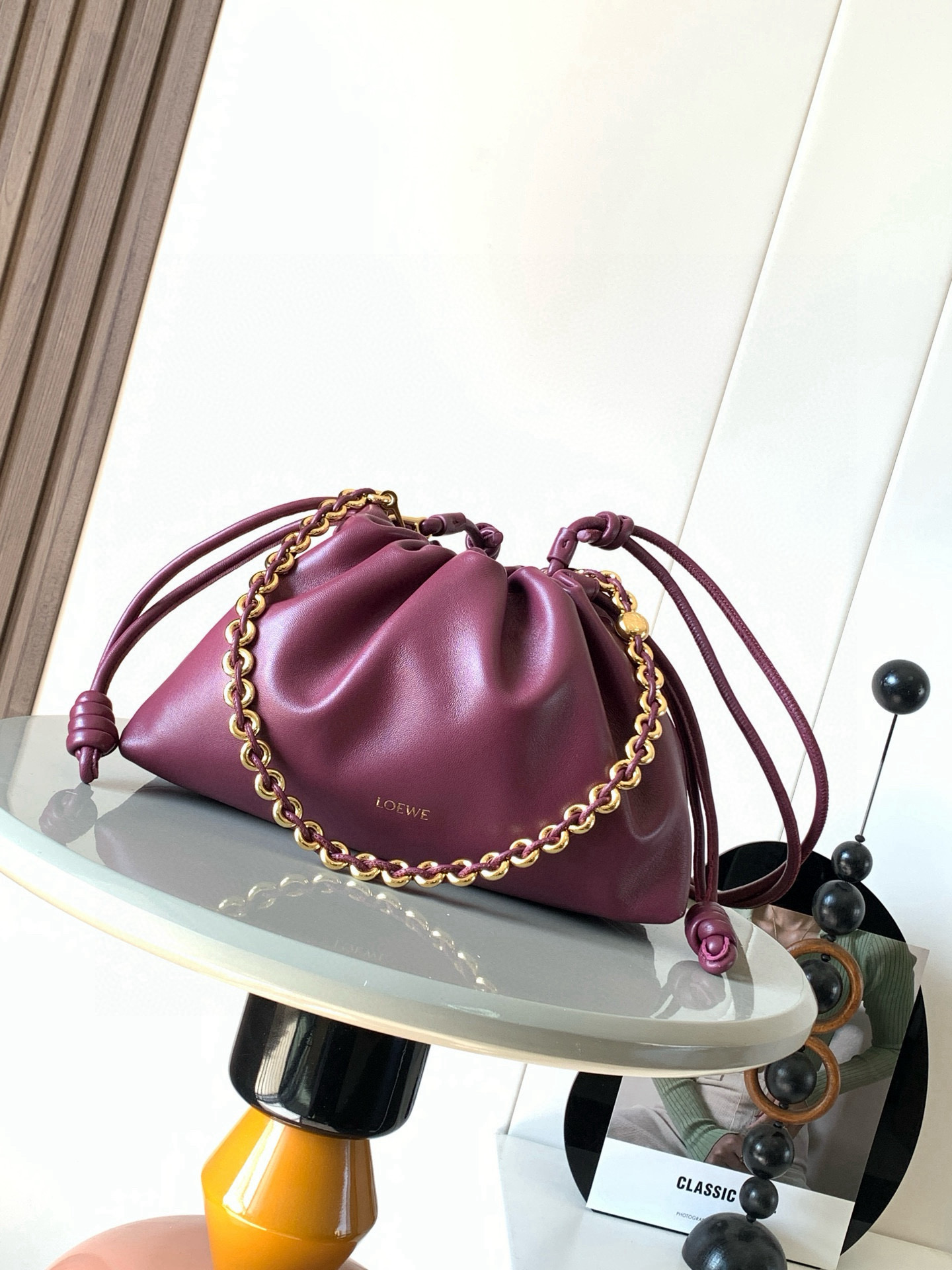 NO:583813,[Celebrity Style] Soft nappa sheep leather Flamenco Purse new clutch Flamenco Purse handbag features pleated design on the side with key details such as iconic knots. The style is fashionable and versatile and can be carried as a clutch bag or worn on the shoulder with a donut chain or worn cross-body with a leather shoulder strap. This version is made of soft nappa sheep leather. * Can be carried on the shoulder, cross-body or handheld * Detachable and adjustable leather shoulder strap * Detachable donut chain decorated with Anagram  Engraved pebble pattern＊Low-key magnetic buckle closure＊Suede lining＊LOEWE hot stamping or hot silver Style No. 9057 Size 30cm～20cm～10.5cm Color crimson, Loewe, loewe, loewe, handbag, sheepskin19860909【明星同款】柔软纳帕羊皮革 Flamenco Purse 新款手拿包Flamenco Purse 手袋采用褶皱设计侧面搭配标志性绳结等关键细节.款式时尚百搭可作为手拿包携带亦可搭配甜甜圈链条肩背或搭配皮革肩带斜挎.此版本采用柔软纳帕羊皮革制成.＊可肩背、斜挎或手提＊可拆卸可调节皮革肩带＊可拆卸甜甜圈链条饰有 Anagram 镌刻卵石纹＊低调的磁扣开合＊绒面革衬里＊ LOEWE 烫金或烫银 款号9057 尺寸30cm～20cm～10.5cm 颜色绯红,罗意威,loewe,loewe,handbag,sheepskin,Bag