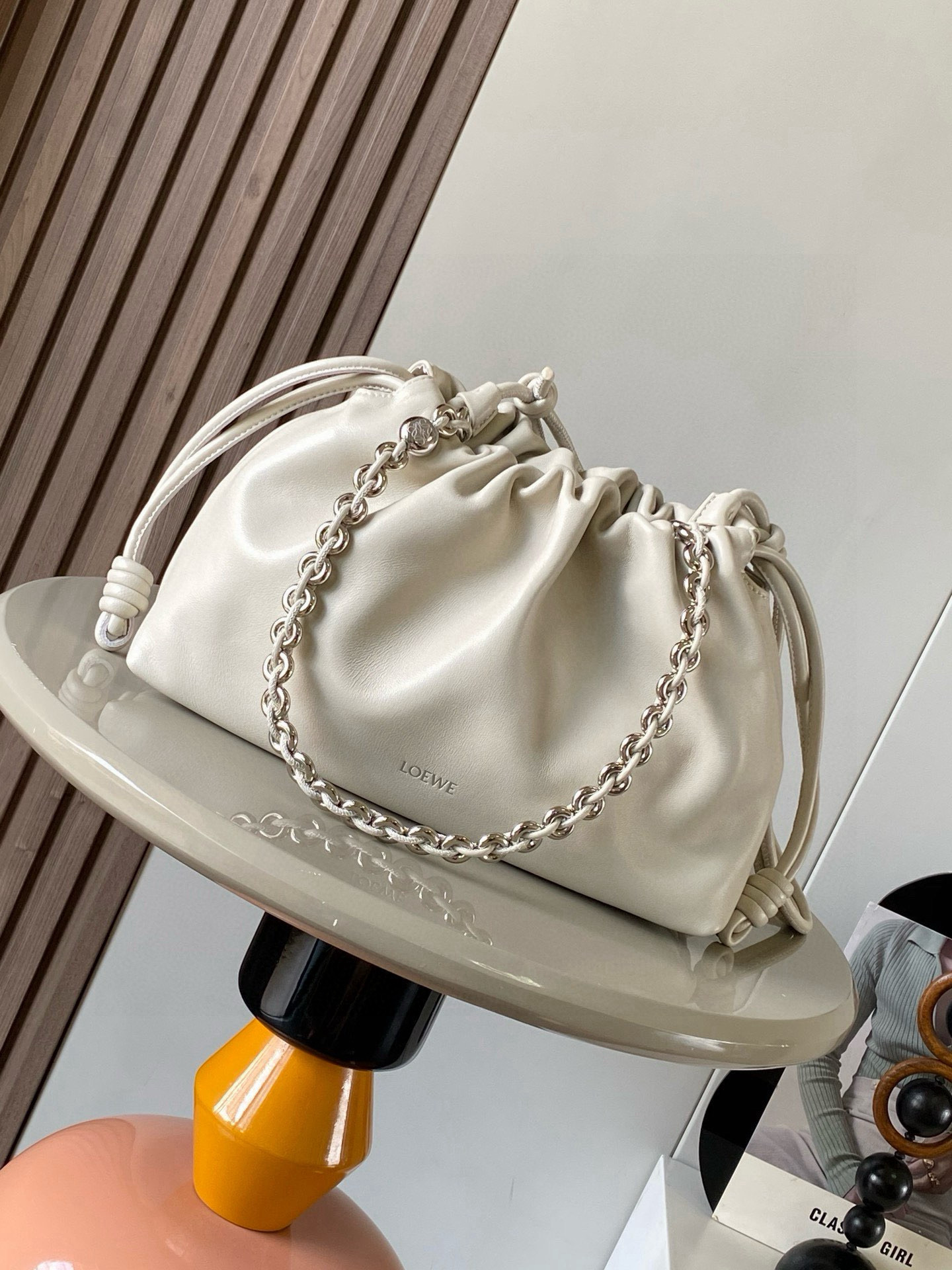 NO:583817,[Celebrity Style] Soft nappa sheep leather Flamenco Purse new clutch Flamenco Purse handbag features pleated design on the side with key details such as iconic knots. The style is fashionable and versatile and can be carried as a clutch bag or worn on the shoulder with a donut chain or worn cross-body with a leather shoulder strap. This version is made of soft nappa sheep leather. * Can be carried on the shoulder, cross-body or handheld * Detachable and adjustable leather shoulder strap * Detachable donut chain decorated with Anagram  Engraved pebble pattern＊Low-key magnetic buckle closure＊Suede lining＊L0EWE hot stamping or hot silver Style No. 9057 Size 30cm～20cm～10.5cm Color sea salt white, Loewe, loewe, handbag, sheepskin19860909【明星同款】柔软纳帕羊皮革 Flamenco Purse 新款手拿包Flamenco Purse 手袋采用褶皱设计侧面搭配标志性绳结等关键细节.款式时尚百搭可作为手拿包携带亦可搭配甜甜圈链条肩背或搭配皮革肩带斜挎.此版本采用柔软纳帕羊皮革制成.＊可肩背、斜挎或手提＊可拆卸可调节皮革肩带＊可拆卸甜甜圈链条饰有 Anagram 镌刻卵石纹＊低调的磁扣开合＊绒面革衬里＊ L0EWE 烫金或烫银 款号9057 尺寸30cm～20cm～10.5cm 颜色海盐白,罗意威,loewe,handbag,sheepskin,Bag