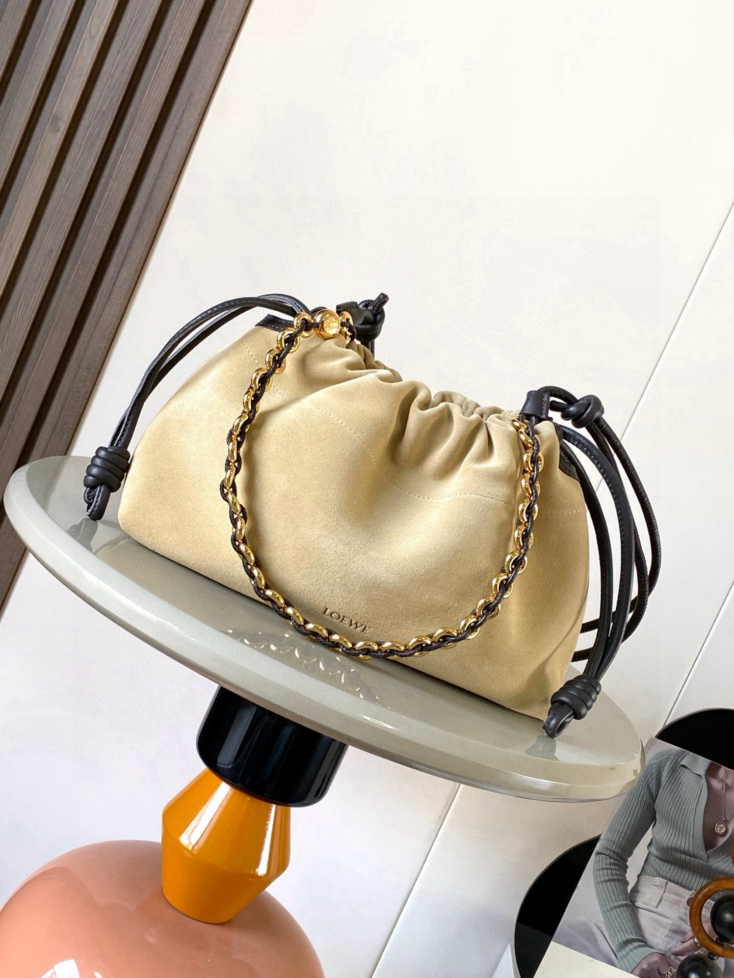 NO:583822,Autumn and winter nubuck leather pleated lucky bag bag soft nappa sheep leather Flamenco Purse new clutch bag Flamenco Purse  The bag features a pleated design with key details such as signature knots on the sides. The stylish and versatile style can be carried as a clutch, worn on the shoulder with a donut chain or worn cross-body with a leather shoulder strap. This version is made of soft nappa leather.  LOEWE hot stamping or silver hot stamping, style number 9057, size 30cm～20cm～10.5cm, color apricot white frosted, Loewe, loewe, loewe, handbag, sheepskin19860909秋冬磨砂皮褶皱福袋包柔软纳帕羊皮革 Flamenco Purse新款手拿包Flamenco Purse 手袋采用褶皱设计侧面搭配标志性绳结等关键细节.款式时尚百搭可作为手拿包携带亦可搭配甜甜圈链条肩背或搭配皮革肩带斜挎.此版本采用柔软纳帕羊皮革制成.＊可肩背、斜挎或手提＊可拆卸可调节皮革肩带＊可拆卸甜甜圈链条饰有 Anagram 镌刻卵石纹＊低调的磁扣开合＊绒面革衬里＊ LOEWE 烫金或烫银 款号9057 尺寸30cm～20cm～10.5cm 颜色杏白磨砂,罗意威,loewe,loewe,handbag,sheepskin,Bag