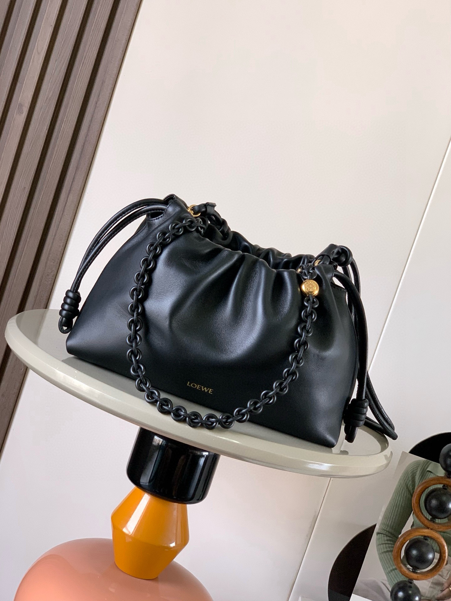 NO:583825,The new medium flamenco purse clutch in deer leather stars the same Flamenco Purse. It has a pleated design and signature knots on the side. This medium version is made of deer leather * Can be worn on the shoulder, cross-body or handbag * Detachable and adjustable leather shoulder strap * Detachable donut chain decorated with Anagram Pebble  ＊Ultra-light, super-soft and scratch-resistant, it comes with two shoulder straps, and can be worn on one shoulder or cross-body. Magnetic buckle closure＊Suede lining* LOEWE hot silver Size 30cm～10.5cm～20cm Style number 9057 Color black/black beads, Loewe, loewe, loewe, handbag19860909新款中号鹿皮革 Flamenco Purse 手拿包明星同款Flamenco Purse 采用褶皱设计,侧面搭配标志性绳结此中号版本采用鹿皮革制成＊可肩背、斜挎或手提＊可拆卸可调节皮革肩带＊可拆卸甜甜圈链条饰有Anagram Pebble ＊超轻超软耐划痕,随意搭配自带两个肩带,单肩斜背都可以.磁扣开合＊绒面革衬里* LOEWE 烫银 尺寸30cm～10.5cm～20cm 款号9057 颜色黑色/黑珠,罗意威,loewe,loewe,handbag,Bag