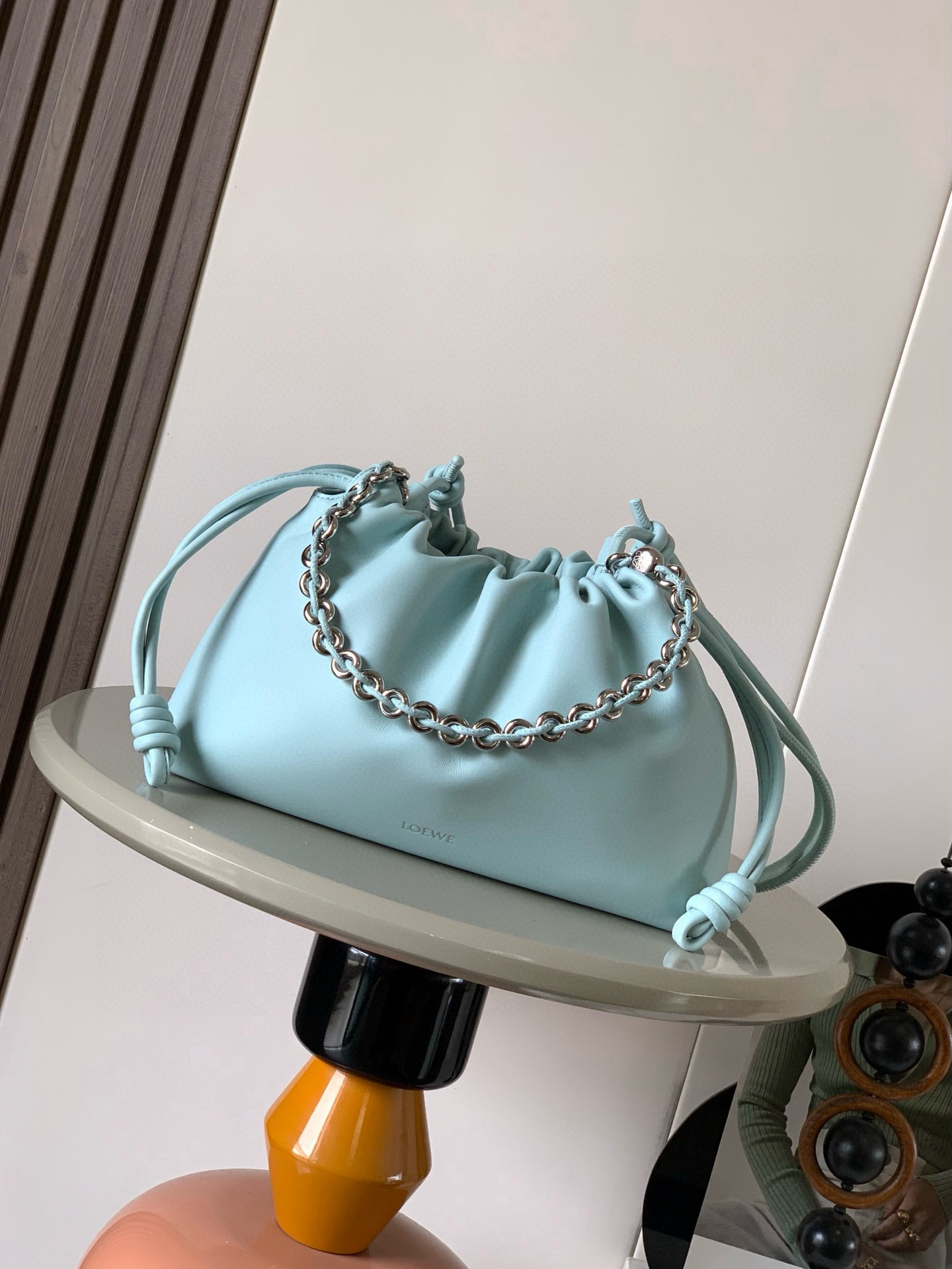 NO:583826,The new medium flamenco purse clutch in deer leather stars the same Flamenco Purse. It has a pleated design and signature knots on the side. This medium version is made of deer leather * Can be worn on the shoulder, cross-body or handbag * Detachable and adjustable leather shoulder strap * Detachable donut chain decorated with Anagram Pebble  ＊Ultra-light, super-soft and scratch-resistant, it comes with two shoulder straps and can be worn on one shoulder or cross-body. Magnetic buckle closure ＊Suede lining* LOEWE hot silver Size 30cm～10.5cm～20cm Style No. 9057 Color iceberg blue, Loewe, loewe, loewe, handbag19860909新款中号鹿皮革 Flamenco Purse 手拿包明星同款Flamenco Purse 采用褶皱设计,侧面搭配标志性绳结此中号版本采用鹿皮革制成＊可肩背、斜挎或手提＊可拆卸可调节皮革肩带＊可拆卸甜甜圈链条饰有Anagram Pebble ＊超轻超软耐划痕,随意搭配自带两个肩带,单肩斜背都可以.磁扣开合＊绒面革衬里* LOEWE 烫银 尺寸30cm～10.5cm～20cm 款号9057 颜色冰山蓝,罗意威,loewe,loewe,handbag,Bag