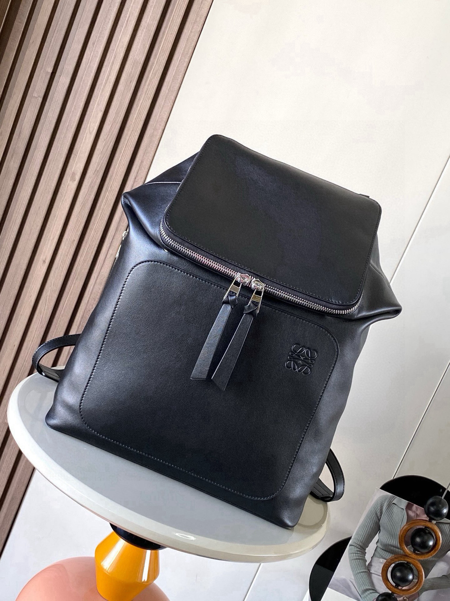 NO:583829,The latest Goya Backpack series is a new way of backpacking. It is more user-friendly with customized calfskin textile lining and two-way zipper opening. The length of the strap can be adjusted by yourself. It is widely used for backpack, single shoulder or hand carry*  Modern design, the bag mouth can be opened, and the dual-purpose folding function greatly increases the usage capacity when opened. Selected soft grained calfskin, herringbone cotton canvas lining, internal zipper pocket and two patch pocket compartments. There are also zipper pockets on the side for personal belongings. It is super versatile and practical. The design is simple, chic, not exaggerated, and super textured. It can be designed for daily commuting or short trips. It is both fashionable and practical. Unisex. Capacity can hold a 15-inch computer.  Size: 37cm～41cm～15CM Style number 9065 Color black, Loewe, loewe, backpacks, cowhide19860909最新Goya Backpack系列双肩书包背包全新做法 更为人性化定制小牛皮纺织内衬 ,双向拉链开合 背带可自行调节长短 用途广泛双肩背、单肩背或手提携带* 现代化设计,袋口可打开,收起的两用双重功能打开后大大增加使用容量精选柔软颗粒纹小牛皮人字形的棉帆布衬里,内部拉链口袋与两个贴袋隔层侧面还有放随身物品的拉链口袋,超百搭实用,设计属于是简约别致不浮夸超级有质感 der,日常通勤还是短途旅行都可以设计时尚及实用性并存男女通用 容量可放 15寸电脑 尺寸:37cm～41cm～15CＭ 款号9065 颜色黑色,罗意威,loewe,backpacks,cowhide,Bag