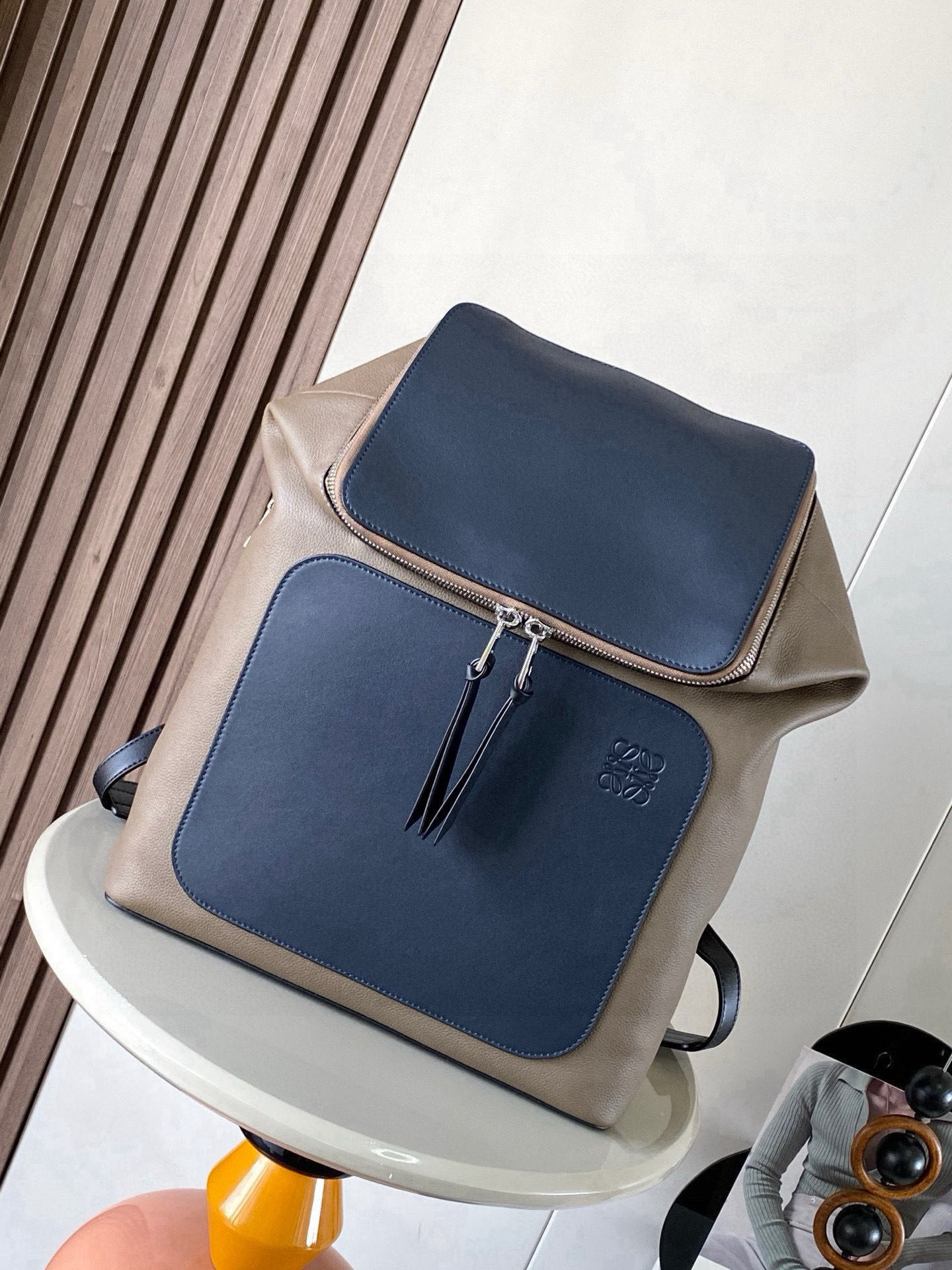 NO:583835,The latest Goya Backpack series is a new way of backpacking. It is more user-friendly with customized calfskin textile lining and two-way zipper opening. The length of the strap can be adjusted by yourself. It is widely used for backpack, single shoulder or hand carry*  Modern design, the bag mouth can be opened, and the dual-purpose folding function greatly increases the usage capacity when opened. Selected soft grained calfskin, herringbone cotton canvas lining, internal zipper pocket and two patch pocket compartments. There are also zipper pockets on the side for personal belongings. It is super versatile and practical. The design is simple, chic, not exaggerated, and super textured. It can be designed for daily commuting or short trips. It is both fashionable and practical. Unisex. Capacity can hold a 15-inch computer.  Size: 37cm～41cm～15CM Style number 9065 Color brown dark blue, Loewe, loewe, backpacks, cowhide19860909最新Goya Backpack系列双肩书包背包全新做法 更为人性化定制小牛皮纺织内衬 ,双向拉链开合 背带可自行调节长短 用途广泛双肩背、单肩背或手提携带* 现代化设计,袋口可打开,收起的两用双重功能打开后大大增加使用容量精选柔软颗粒纹小牛皮人字形的棉帆布衬里,内部拉链口袋与两个贴袋隔层侧面还有放随身物品的拉链口袋,超百搭实用,设计属于是简约别致不浮夸超级有质感 der,日常通勤还是短途旅行都可以设计时尚及实用性并存男女通用 容量可放 15寸电脑 尺寸:37cm～41cm～15CＭ 款号9065 颜色褐色暗蓝,罗意威,loewe,backpacks,cowhide,Bag