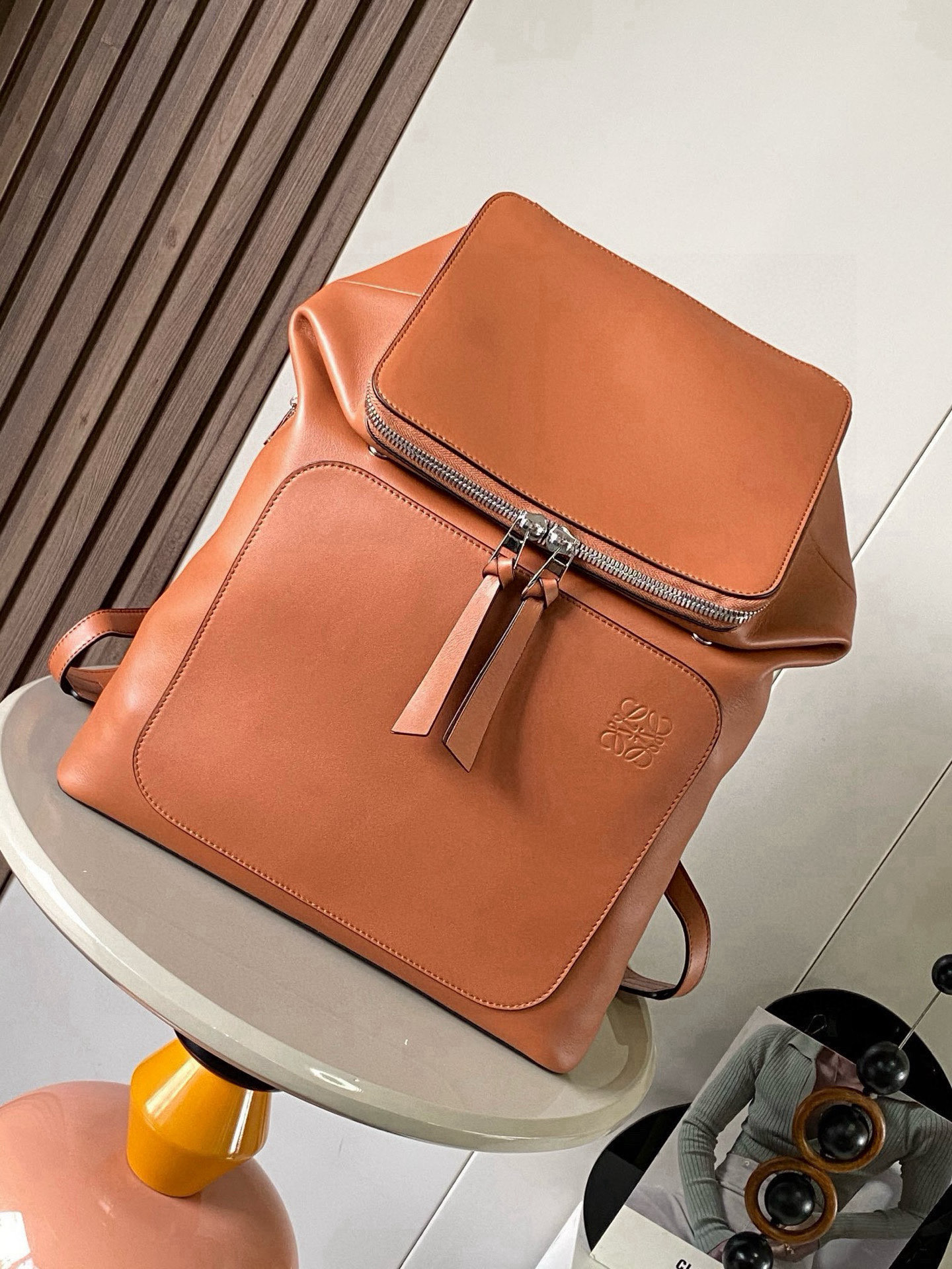 NO:583838,The latest Goya Backpack series is a new way of backpacking. It is more user-friendly with customized calfskin textile lining and two-way zipper opening. The length of the strap can be adjusted by yourself. It is widely used for backpack, single shoulder or hand carry*  Modern design, the bag mouth can be opened, and the dual-purpose folding function greatly increases the usage capacity when opened. Selected soft grained calfskin, herringbone cotton canvas lining, internal zipper pocket and two patch pocket compartments. There are also zipper pockets on the side for personal belongings. It is super versatile and practical. The design is simple, chic, not exaggerated, and super textured. It can be designed for daily commuting or short trips. It is both fashionable and practical. Unisex. Capacity can hold a 15-inch computer.  Size: 37cm～41cm～15CM Style No. 9065 Color Brown, Loewe, loewe, backpacks, cowhide19860909最新Goya Backpack系列双肩书包背包全新做法 更为人性化定制小牛皮纺织内衬 ,双向拉链开合 背带可自行调节长短 用途广泛双肩背、单肩背或手提携带* 现代化设计,袋口可打开,收起的两用双重功能打开后大大增加使用容量精选柔软颗粒纹小牛皮人字形的棉帆布衬里,内部拉链口袋与两个贴袋隔层侧面还有放随身物品的拉链口袋,超百搭实用,设计属于是简约别致不浮夸超级有质感 der,日常通勤还是短途旅行都可以设计时尚及实用性并存男女通用 容量可放 15寸电脑 尺寸:37cm～41cm～15CＭ 款号9065 颜色棕色,罗意威,loewe,backpacks,cowhide,Bag