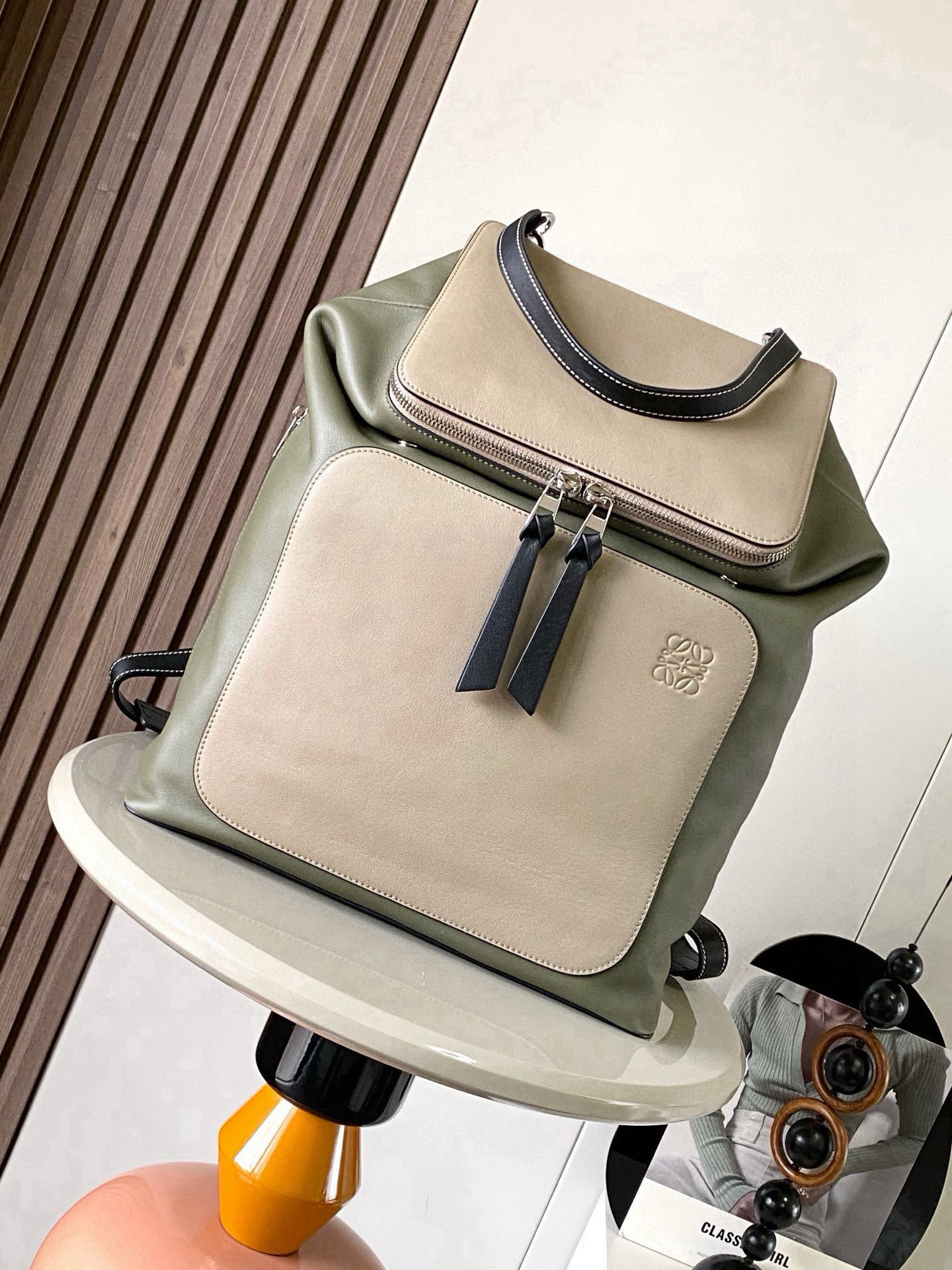 NO:583844,The latest Goya Backpack series is a new way of backpacking. It is more user-friendly with customized calfskin textile lining and two-way zipper opening. The length of the strap can be adjusted by yourself. It is widely used for backpack, single shoulder or hand carry*  Modern design, the bag mouth can be opened, and the dual-purpose folding function greatly increases the usage capacity when opened. Selected soft grained calfskin, herringbone cotton canvas lining, internal zipper pocket and two patch pocket compartments. There are also zipper pockets on the side for personal belongings. It is super versatile and practical. The design is simple, chic, not exaggerated, and super textured. It can be designed for daily commuting or short trips. It is both fashionable and practical. Unisex. Capacity can hold a 15-inch computer.  Size: 37cm～41cm～15CM Style number 9065 Color green rice apricot, Loewe, loewe, backpacks, cowhide19860909最新Goya Backpack系列双肩书包背包全新做法 更为人性化定制小牛皮纺织内衬 ,双向拉链开合 背带可自行调节长短 用途广泛双肩背、单肩背或手提携带* 现代化设计,袋口可打开,收起的两用双重功能打开后大大增加使用容量精选柔软颗粒纹小牛皮人字形的棉帆布衬里,内部拉链口袋与两个贴袋隔层侧面还有放随身物品的拉链口袋,超百搭实用,设计属于是简约别致不浮夸超级有质感 der,日常通勤还是短途旅行都可以设计时尚及实用性并存男女通用 容量可放 15寸电脑 尺寸:37cm～41cm～15CＭ 款号9065 颜色绿米杏,罗意威,loewe,backpacks,cowhide,Bag