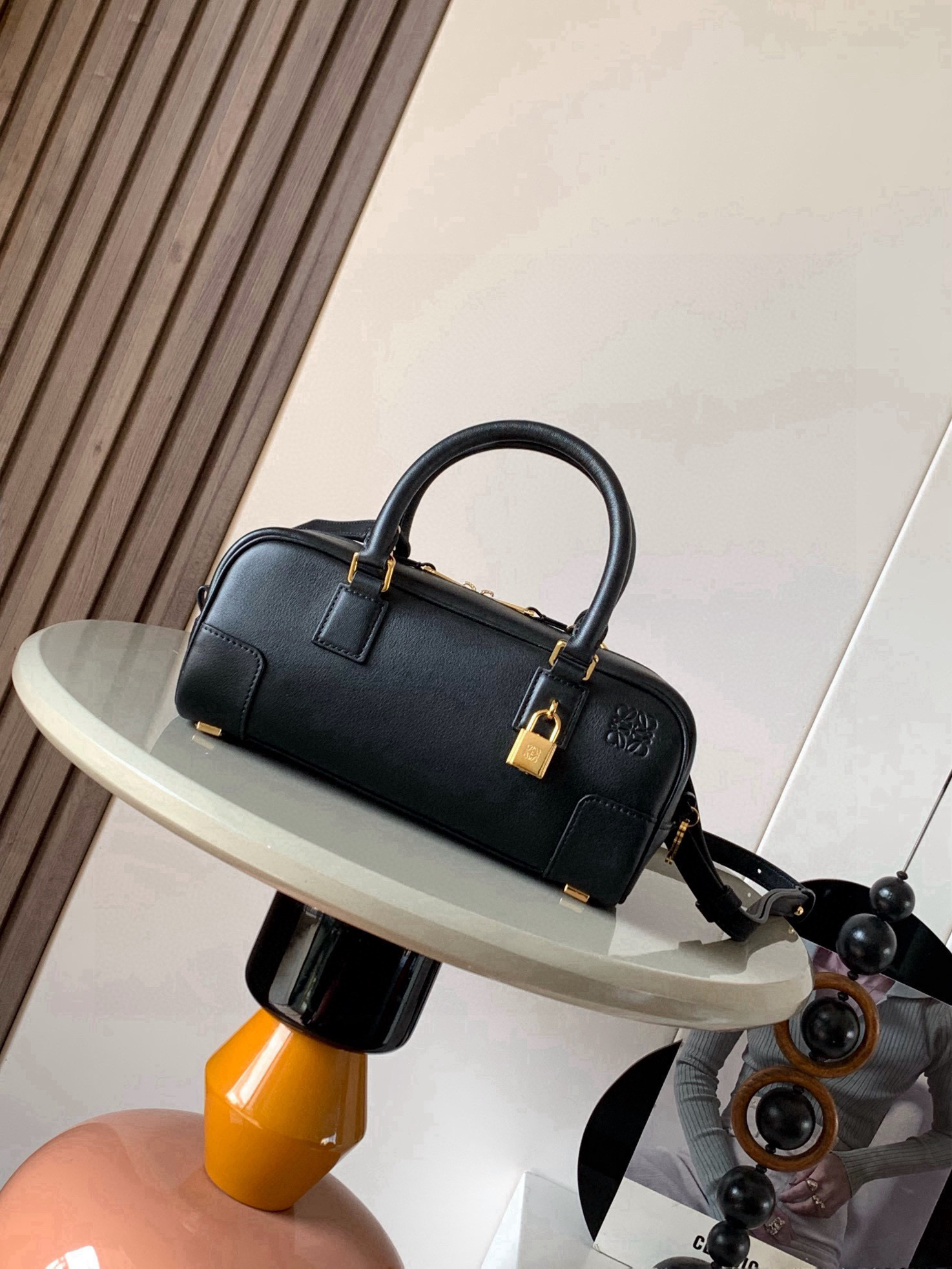 NO:583856,The new celebrity handbag Amazona is an iconic handbag originally launched by LOEWE in the 1970s, featuring exquisite proportions and key details including the Anagram  The short style with engraved padlock is made of nappa cow leather * Can be worn on the shoulder, cross-body or hand-held * Detachable and adjustable shoulder strap * Zipper closure, cow leather zipper pull * An internal zipper compartment, a slip pocket, a padlock key storage bag * The bottom of the bag is protected by metal feet * Gold suede lining * Anagram embossed Size 23cm～10cm～11cm Style No. 9085  Color black,loewe,loewe,loewe,cowhide19860909新款明星同款手袋 Amazona 是 LOEWE 最初于1970年代推出的标志性手袋,采用精致比例和关键细节包括 Anagram 镌刻挂锁短款以纳帕牛皮革打造而成＊可肩背、斜挎或手提＊可拆卸可调节肩带＊拉链开合,牛皮革拉链头＊一个内部拉链隔层一个插袋,一个挂锁钥匙收纳袋＊包底以金属脚钉保护＊金色绒面革衬里* Anagram 压纹 尺寸23cm～10cm～11cm 款号9085 颜色黑色,罗意威,loewe,loewe,cowhide,Bag