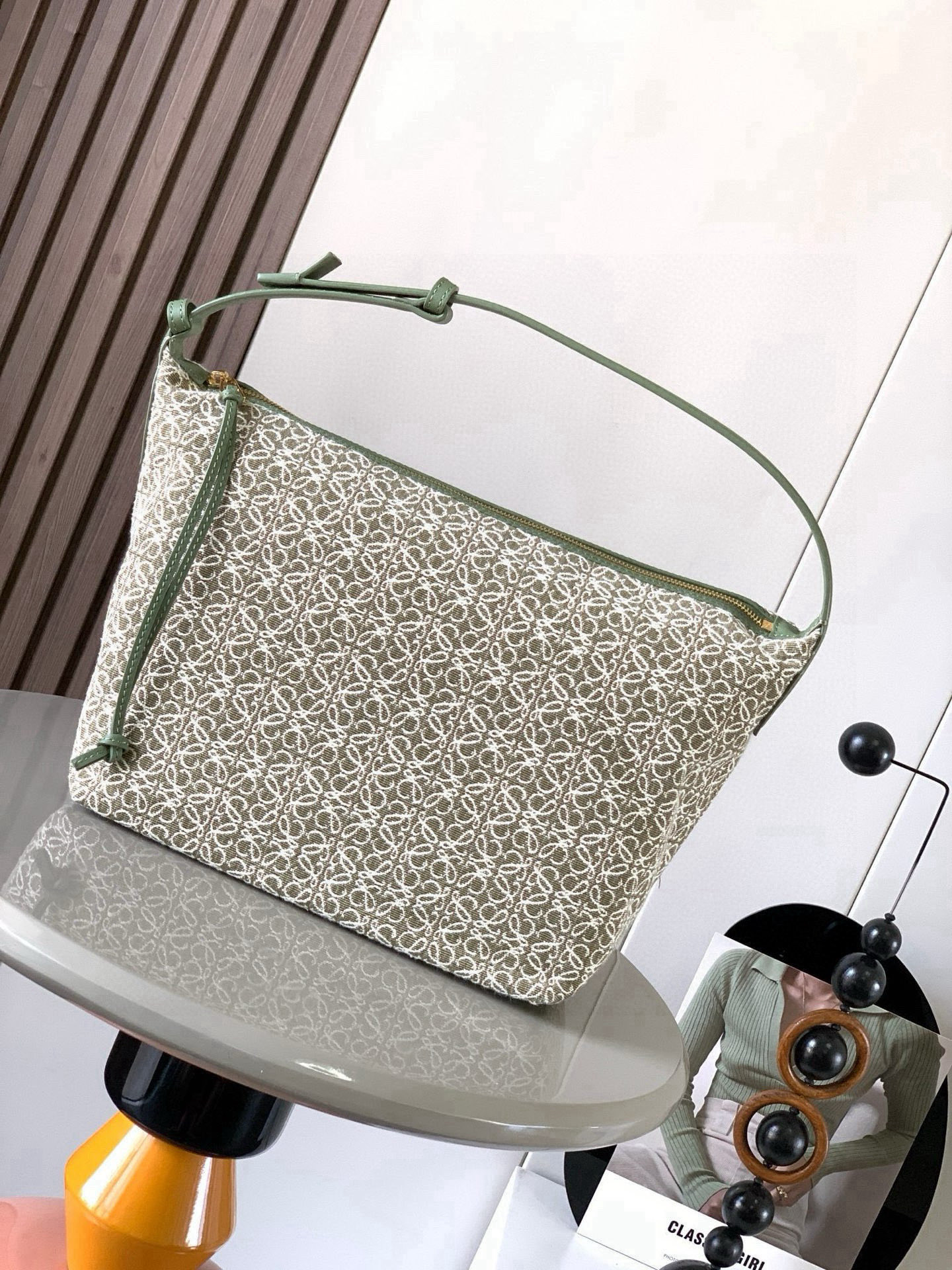 NO:583839,[Gift] Anagram jacquard and cow leather Cubi handbag large lunch bag ~ Cubi lunch box bag The happiness of this season is given by Cubi!  L0ewe's latest popular underarm bag, the Cubi embroidered design, has a sense of luxury. It can produce a wonderful chemical reaction with any plain white T-shirt. The adjustment function of the shoulder straps is also very attentive, without too much tediousness. Just click it lightly to free your hands. It looks good in the hand, under the armpits and on the shoulders. It has a large capacity and is very light!  It’s so cute, come on and start the “street bombing” mode. The Cubi Anagram bag is a roomy shoulder bag with a cow leather base and soft body. This version is made of cow leather and Anagram jacquard!  Large size: 35~21~16CM Style No. 9008 Color Green Flower, Loewe, loewe, cowhide19860909[礼物]Anagram 提花布和牛皮革 Cubi 手袋大号便当包～Cubi饭盒包这一季的快乐是Cubi给的！L0ewe 最新抢手腋下包 Cubi绣花设计自带高级感 随便搭件素色白T都能产生奇妙的化学反应肩带的调节功能也十分用心,没有过多的繁琐,轻轻一扣,解放双手,手提、腋下肩背都好看 容量大、自重还很轻！太可爱了快来开启“炸街”模式Cubi Anagram 包袋是一款宽敞的肩包,带有牛皮革底座和柔软的包身.这个版本采用牛皮革和 Anagram 提花布制成！ 大号尺寸:35~21~16CM 款号9008 颜色绿色小花,罗意威,loewe,cowhide,Bag
