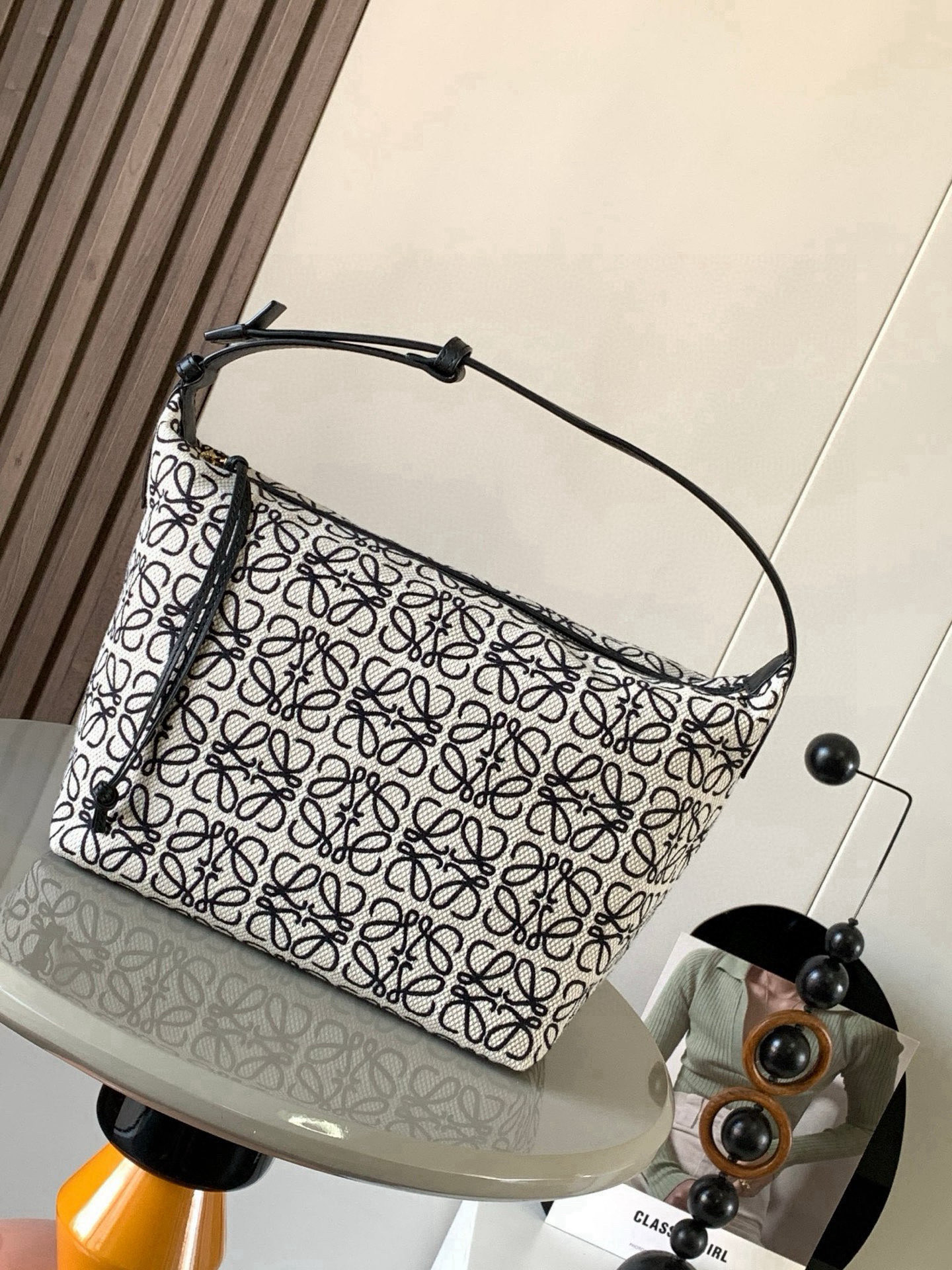 NO:583857,[Gift] Anagram jacquard and cow leather Cubi handbag large lunch bag ~ Cubi lunch box bag The happiness of this season is given by Cubi!  L0ewe's latest popular underarm bag, the Cubi embroidered design, has a sense of luxury. It can produce a wonderful chemical reaction with any plain white T-shirt. The adjustment function of the shoulder straps is also very attentive, without too much tediousness. Just click it lightly to free your hands. It looks good in the hand, under the armpits and on the shoulders. It has a large capacity and is very light!  It’s so cute, come on and start the “street bombing” mode. The Cubi Anagram bag is a roomy shoulder bag with a cow leather base and soft body. This version is made of cow leather and Anagram jacquard!  Large size: 35~21~16CM Style No. 9008 Color black and white large flower, Loewe, loewe, cowhide19860909[礼物]Anagram 提花布和牛皮革 Cubi 手袋大号便当包～Cubi饭盒包这一季的快乐是Cubi给的！L0ewe 最新抢手腋下包 Cubi绣花设计自带高级感 随便搭件素色白T都能产生奇妙的化学反应肩带的调节功能也十分用心,没有过多的繁琐,轻轻一扣,解放双手,手提、腋下肩背都好看 容量大、自重还很轻！太可爱了快来开启“炸街”模式Cubi Anagram 包袋是一款宽敞的肩包,带有牛皮革底座和柔软的包身.这个版本采用牛皮革和 Anagram 提花布制成！ 大号尺寸:35~21~16CM 款号9008 颜色黑白大花,罗意威,loewe,cowhide,Bag