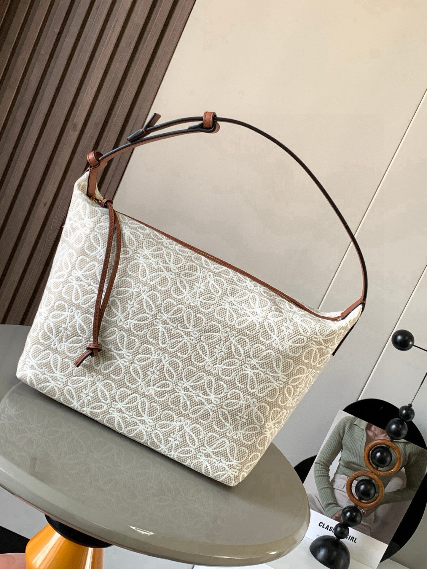 NO:583831,[Gift] Anagram jacquard and cow leather Cubi handbag large lunch bag ~ Cubi lunch box bag The happiness of this season is given by Cubi!  L0ewe's latest popular underarm bag, the Cubi embroidered design, has a sense of luxury. It can produce a wonderful chemical reaction with any plain white T-shirt. The adjustment function of the shoulder straps is also very attentive, without too much tediousness. Just click it lightly to free your hands. It looks good in the hand, under the armpits and on the shoulders. It has a large capacity and is very light!  It’s so cute, come on and start the “street bombing” mode. The Cubi Anagram bag is a roomy shoulder bag with a cow leather base and soft body. This version is made of cow leather and Anagram jacquard!  Large size: 35~21~16CM Style No. 9008 Color White cloth brown large flower, Loewe, loewe, cowhide19860909[礼物]Anagram 提花布和牛皮革 Cubi 手袋大号便当包～Cubi饭盒包这一季的快乐是Cubi给的！L0ewe 最新抢手腋下包 Cubi绣花设计自带高级感 随便搭件素色白T都能产生奇妙的化学反应肩带的调节功能也十分用心,没有过多的繁琐,轻轻一扣,解放双手,手提、腋下肩背都好看 容量大、自重还很轻！太可爱了快来开启“炸街”模式Cubi Anagram 包袋是一款宽敞的肩包,带有牛皮革底座和柔软的包身.这个版本采用牛皮革和 Anagram 提花布制成！ 大号尺寸:35~21~16CM 款号9008 颜色白布棕大花,罗意威,loewe,cowhide,Bag