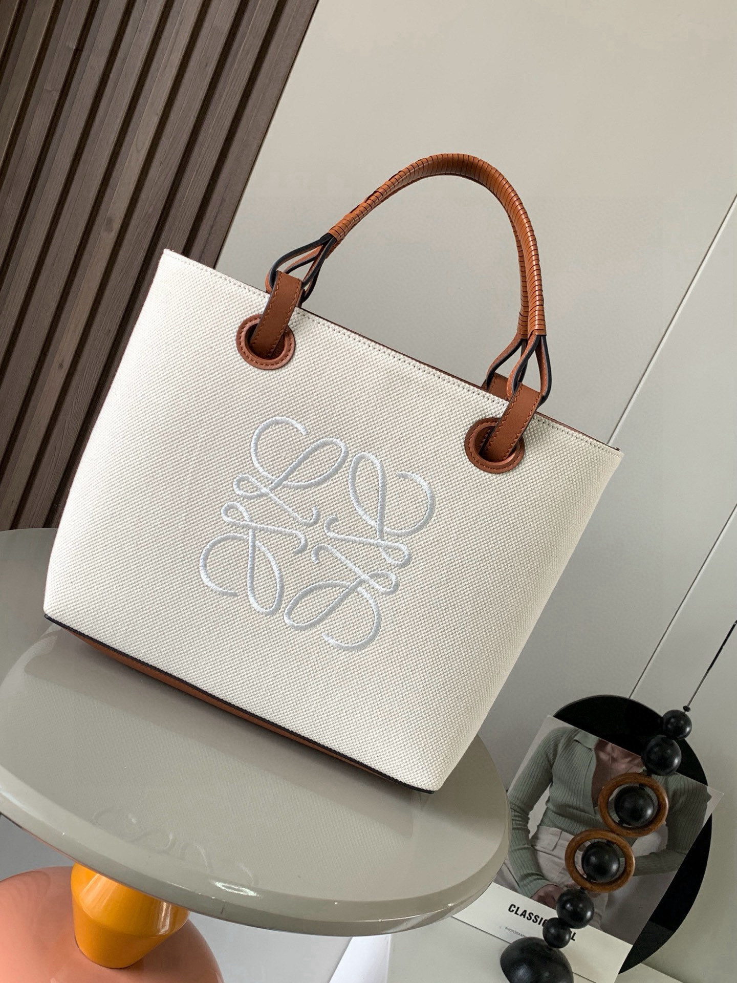 NO:583858,Medium calf leather Anagram Tote handbag linen splicing tote features no fancy design simple and practical design of long and short shoulder straps quite nice and the size is quite suitable  It is not particularly big and can easily meet daily needs. In addition to the regular classic shoulder straps, it is also equipped with a unique braided handle, which adds a lot of fashion and design to the simple shape. The iconic Anagram logo is embossed on the body of the bag for recognition and fashion, which makes it a perfect combination.  Even more comfortable and stylish. Can be paired with longer cowhide top handles or shorter handwoven handles. Use this size version. Crafted from Wagyu leather. Large Anagram on front. 'Carry on shoulder or by top handle.' Cow leather lace-up fastening. *Two interior slip pockets.  Size 29CM~25CM~14CM Style No. 9300 Color White cloth embroidered brown, Loewe, loewe, cowhide19860909中号牛皮革 Anagram Tote 手袋亚麻布拼接托特色没啥花里胡哨的设计 简单实用型长短肩带的设计还挺好看的尺寸还比较合适 不算特别大容易轻松满足日常需求,除了常规的经典肩带还搭配独特的编织手柄给简约的造型增添了不少时髦感和设计感.包身压印标志性Anagram徽标辨识度和时尚气息那是拿捏得杠杠哒搭配起来更是舒适又出片可搭配较长的牛皮革顶部提手或较短的手工编织提手使用这个尺寸版采和牛皮革制成正面饰有大尺寸的Anagram“肩背或顶部提手携带“牛皮革系带固定*两个内部插袋*牛皮革衬里 尺寸29CM~25CM~14CM 款号9300 颜色白布绣花棕,罗意威,loewe,cowhide,Bag