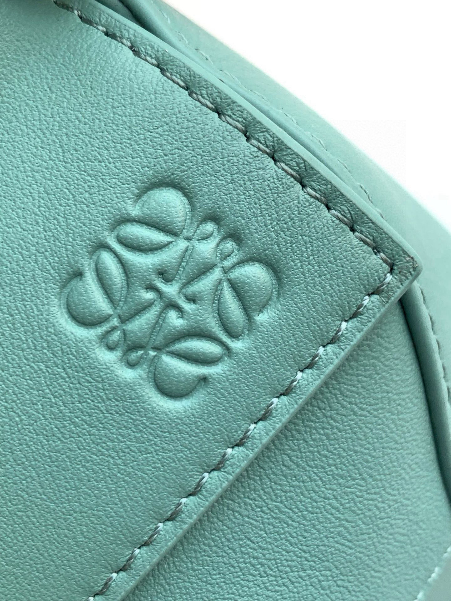 Loewe 新版本几何包迷你18CM Puzzle手袋是创意总监乔纳森．安德森为