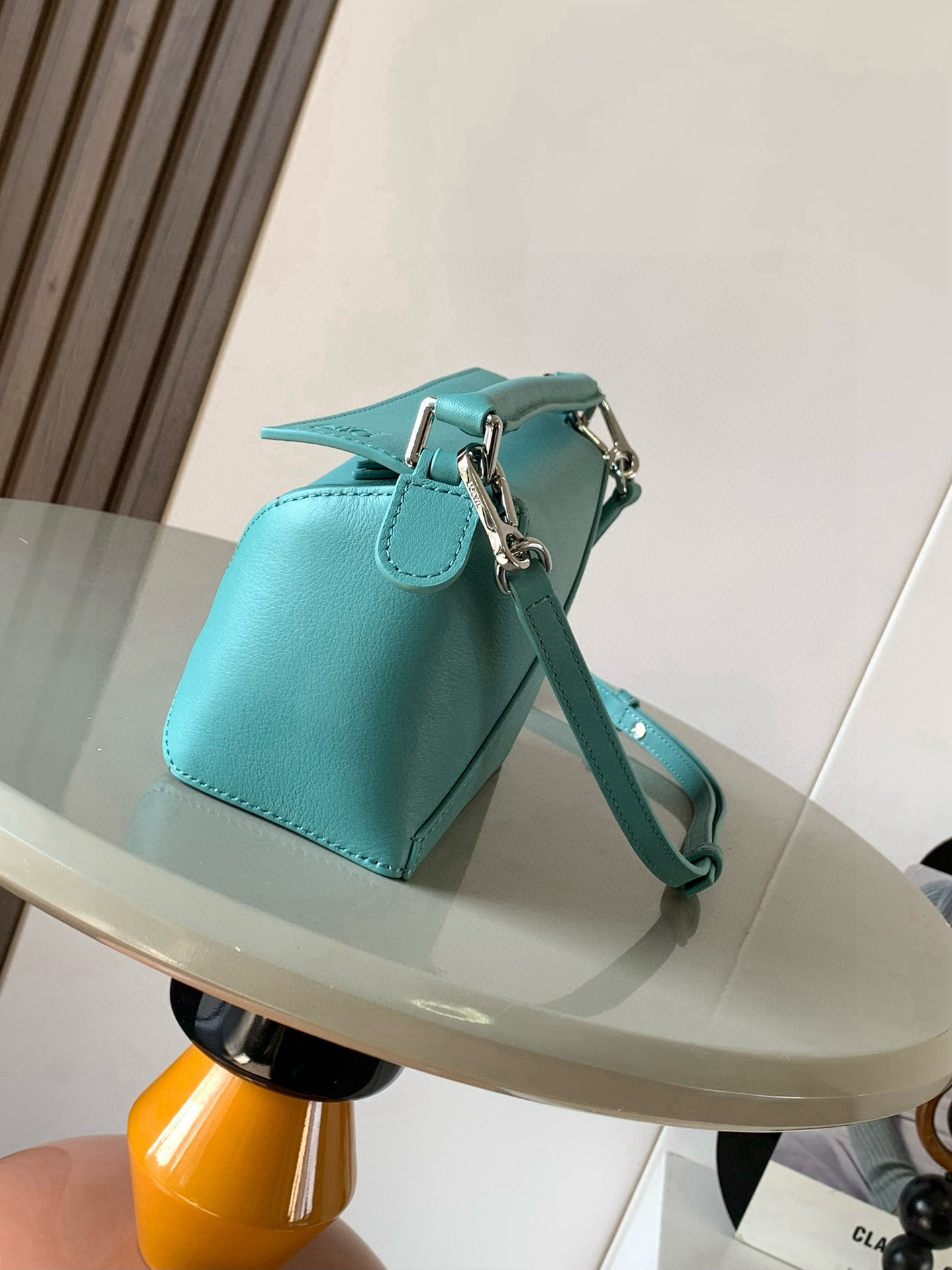 Loewe 新版本几何包迷你18CM Puzzle手袋是创意总监乔纳森．安德森为