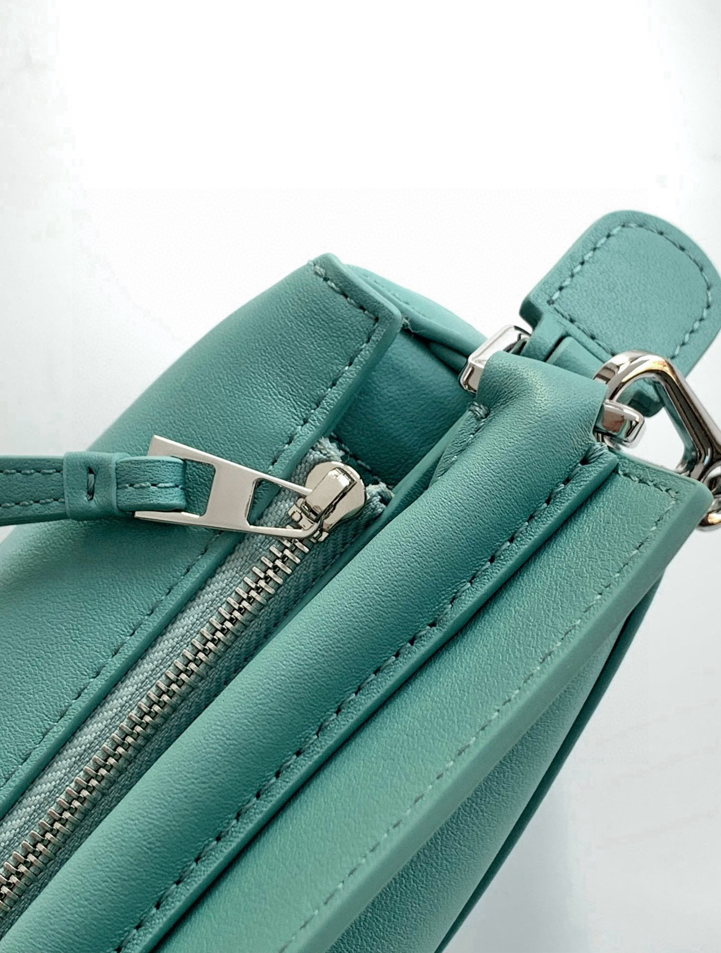 Loewe 新版本几何包迷你18CM Puzzle手袋是创意总监乔纳森．安德森为