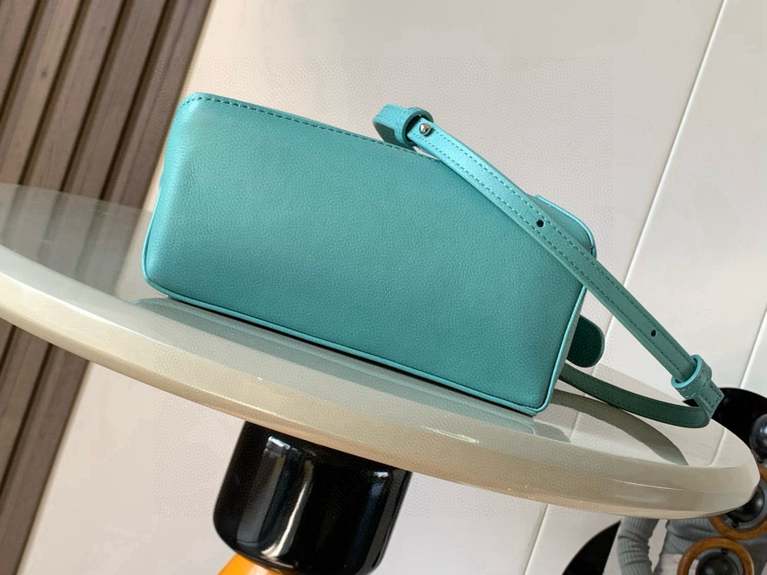 Loewe 新版本几何包迷你18CM Puzzle手袋是创意总监乔纳森．安德森为
