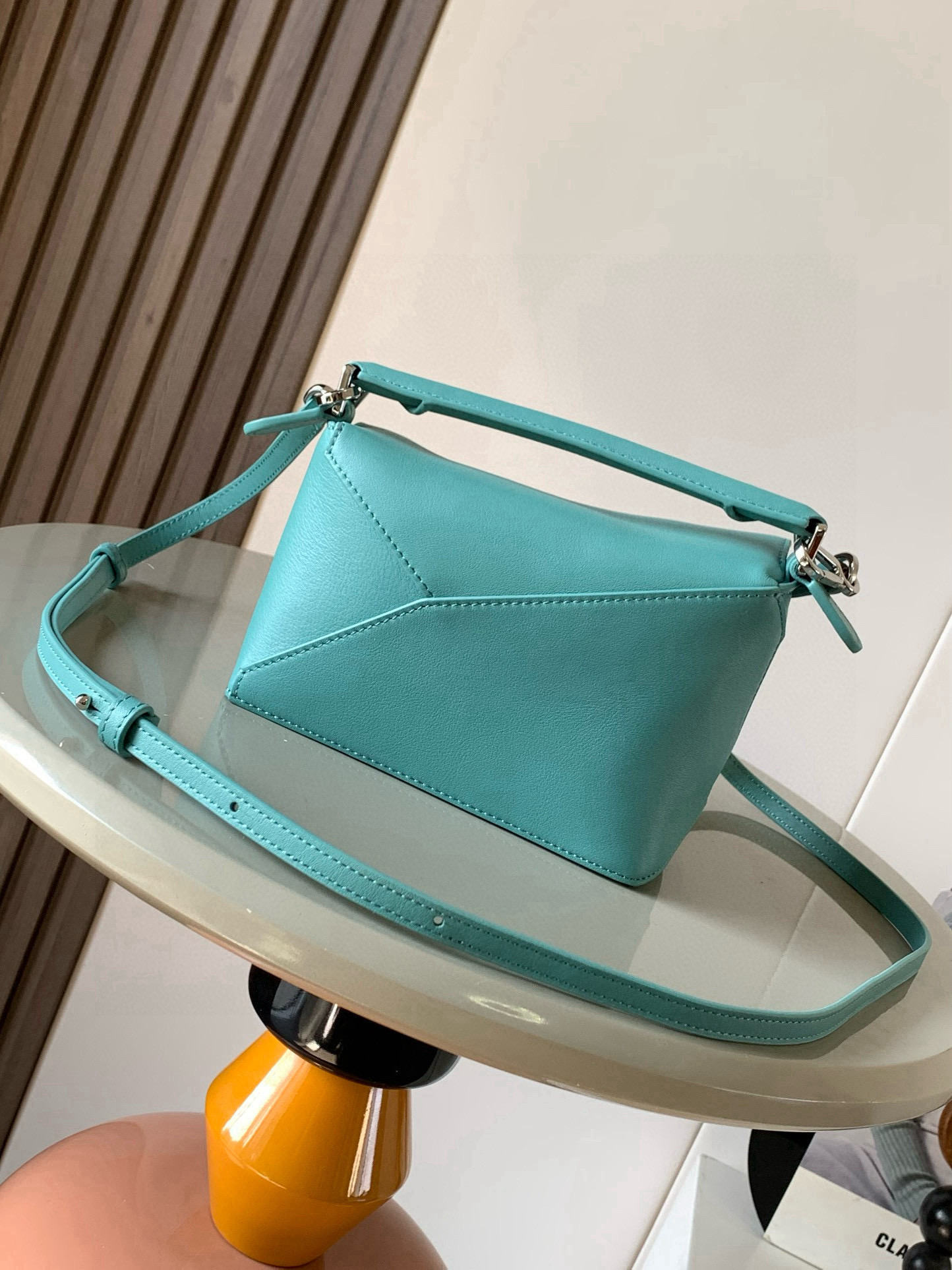 Loewe 新版本几何包迷你18CM Puzzle手袋是创意总监乔纳森．安德森为