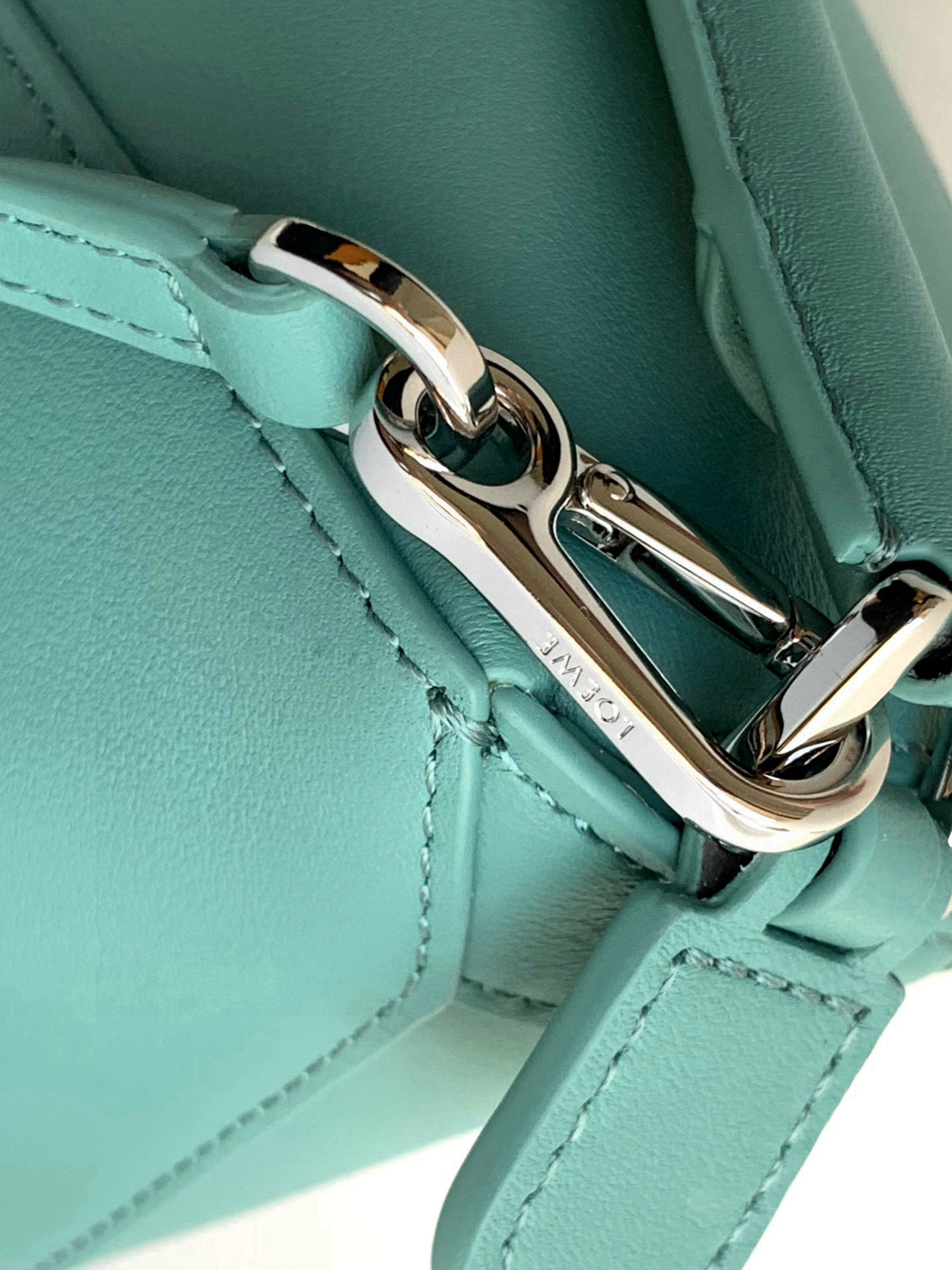 Loewe 新版本几何包迷你18CM Puzzle手袋是创意总监乔纳森．安德森为