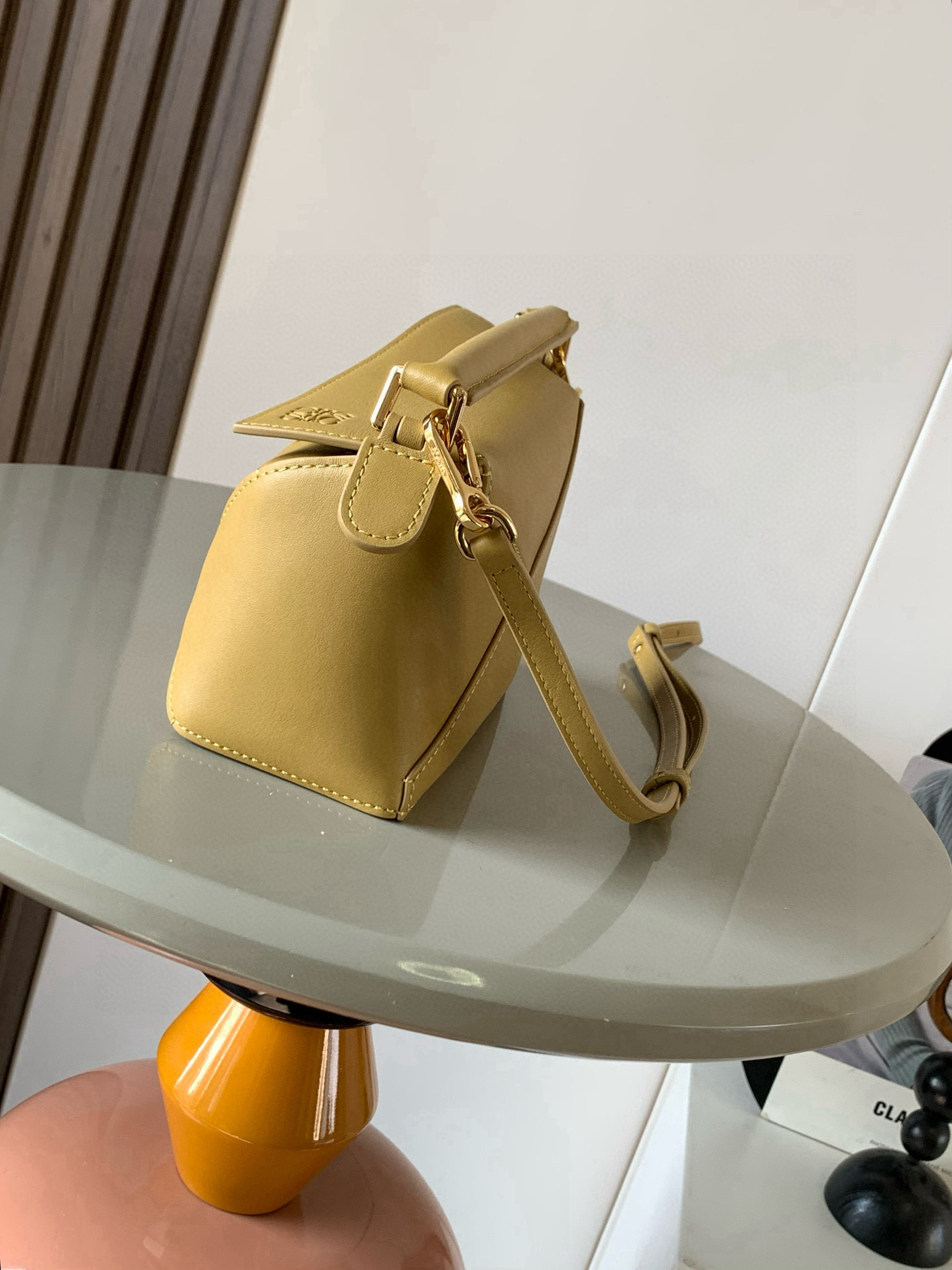 Loewe 新版本几何包迷你18CM Puzzle手袋是创意总监乔纳森．安德森为