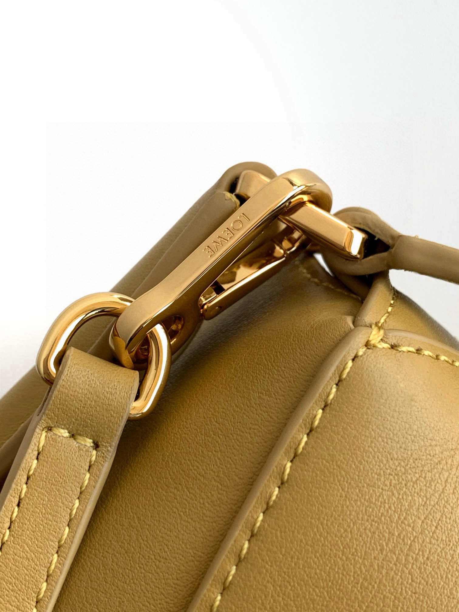 Loewe 新版本几何包迷你18CM Puzzle手袋是创意总监乔纳森．安德森为