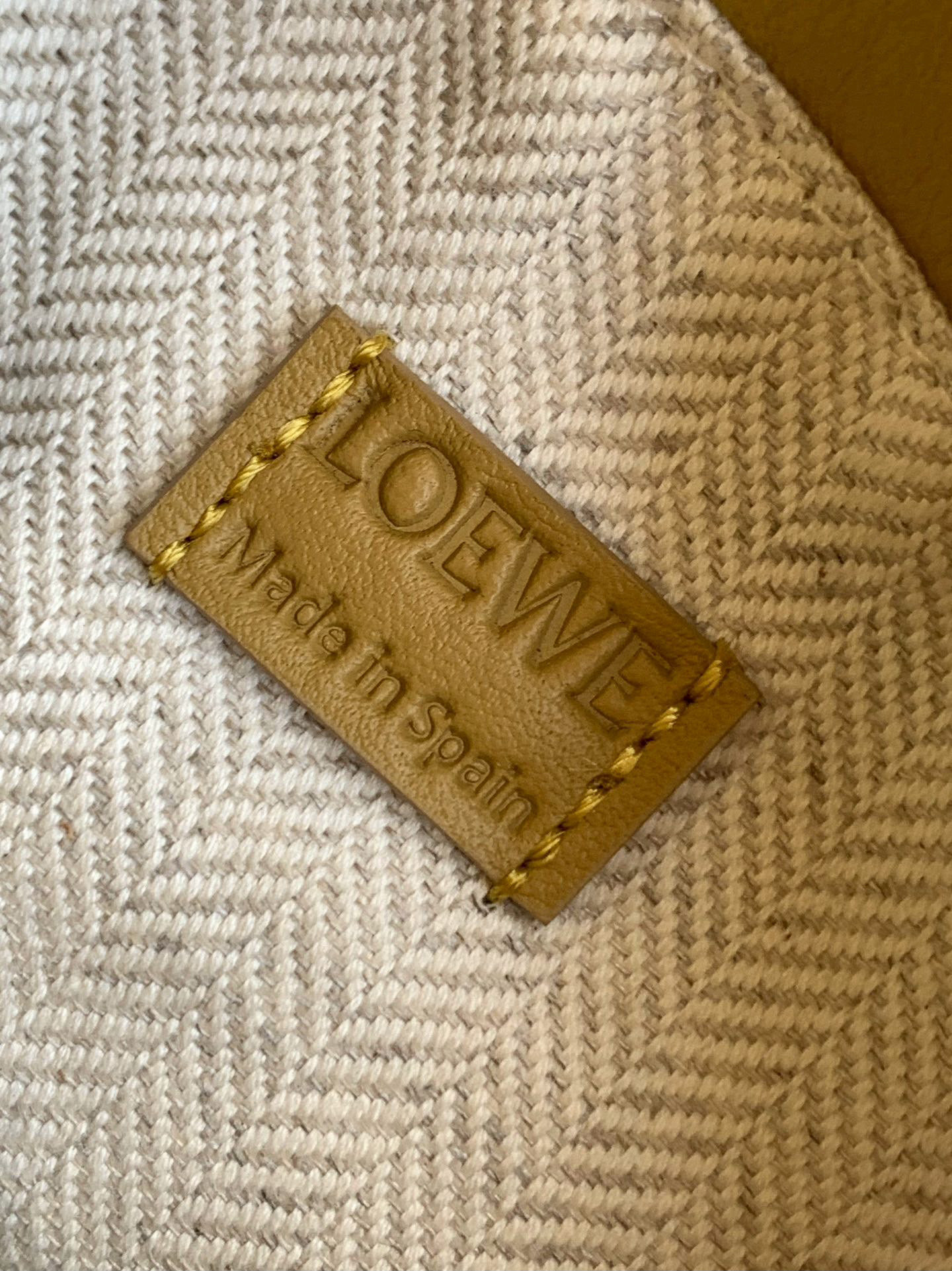 Loewe 新版本几何包迷你18CM Puzzle手袋是创意总监乔纳森．安德森为