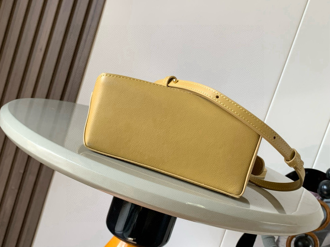 Loewe 新版本几何包迷你18CM Puzzle手袋是创意总监乔纳森．安德森为