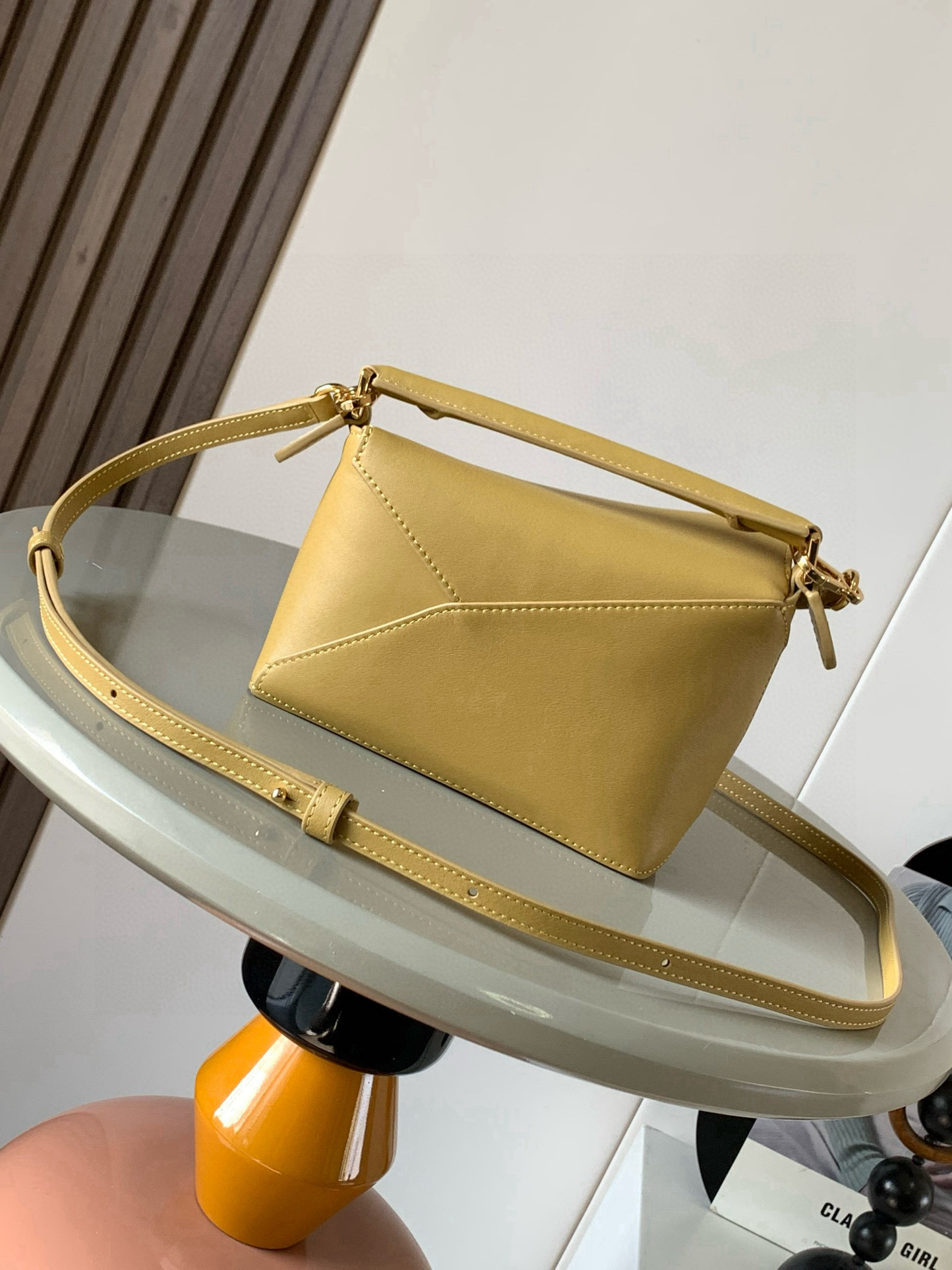 Loewe 新版本几何包迷你18CM Puzzle手袋是创意总监乔纳森．安德森为