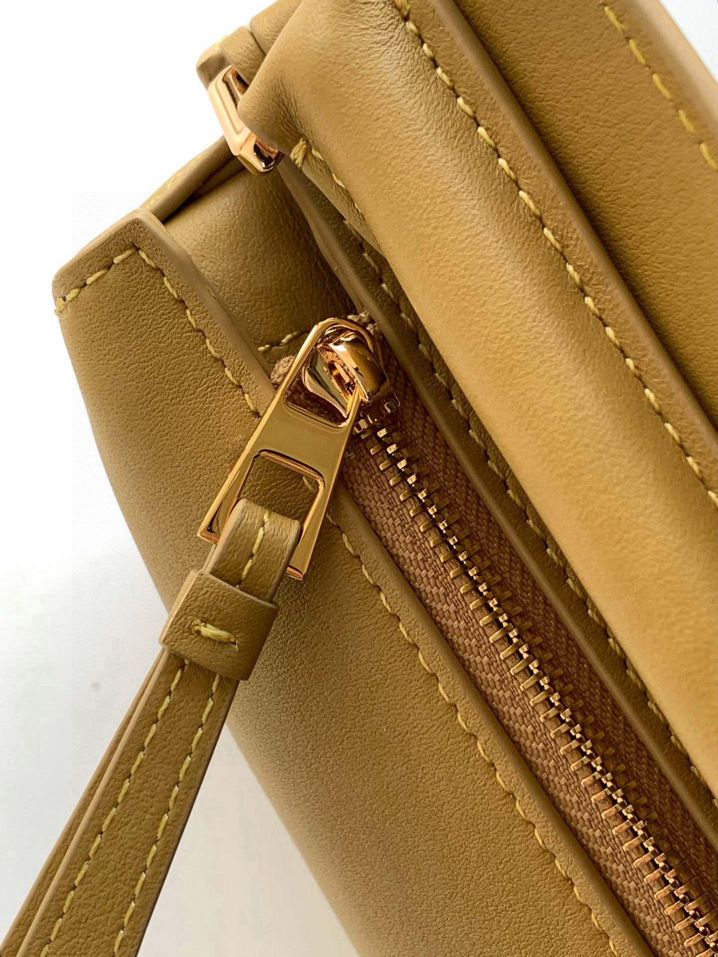 Loewe 新版本几何包迷你18CM Puzzle手袋是创意总监乔纳森．安德森为