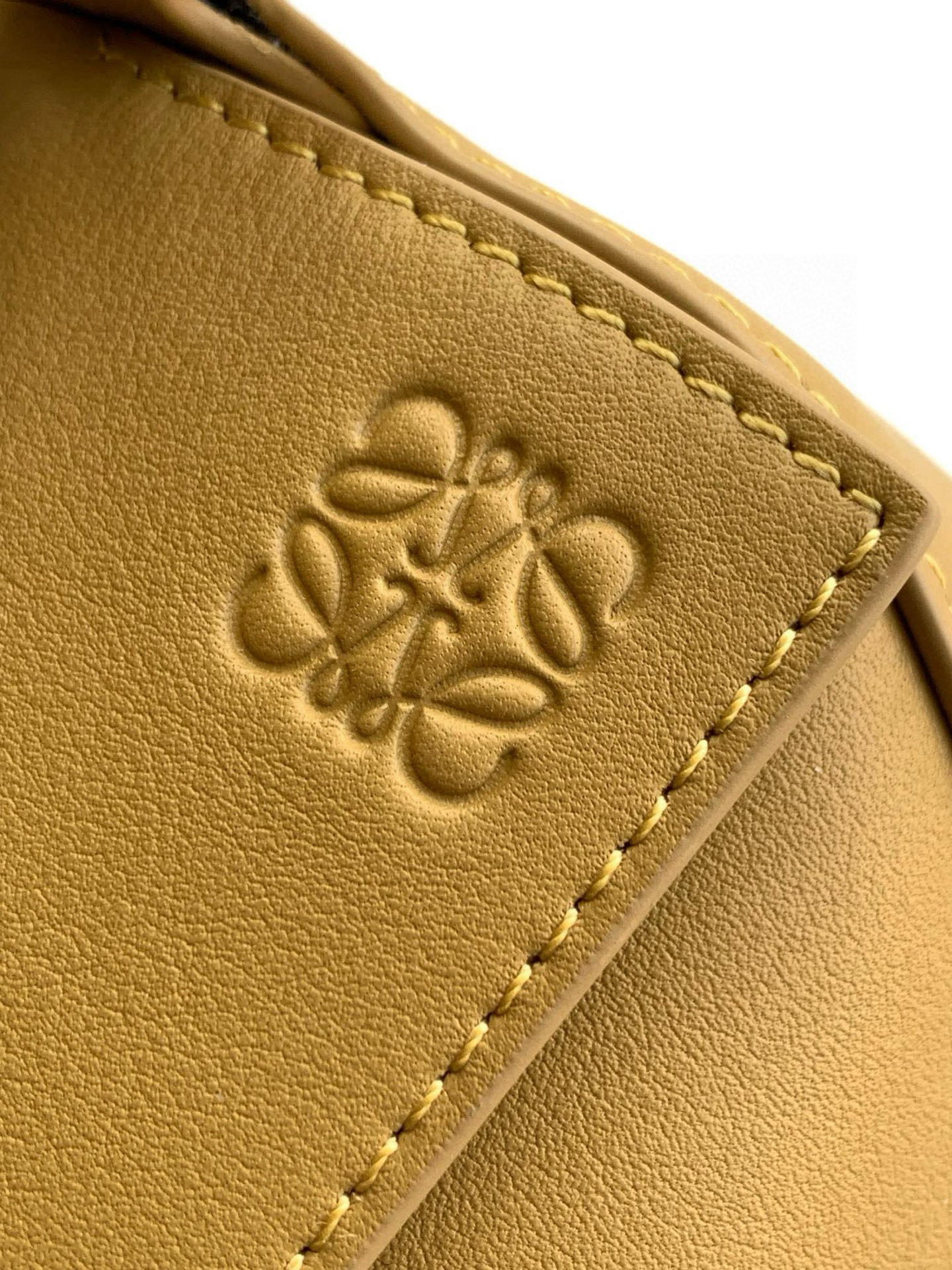Loewe 新版本几何包迷你18CM Puzzle手袋是创意总监乔纳森．安德森为