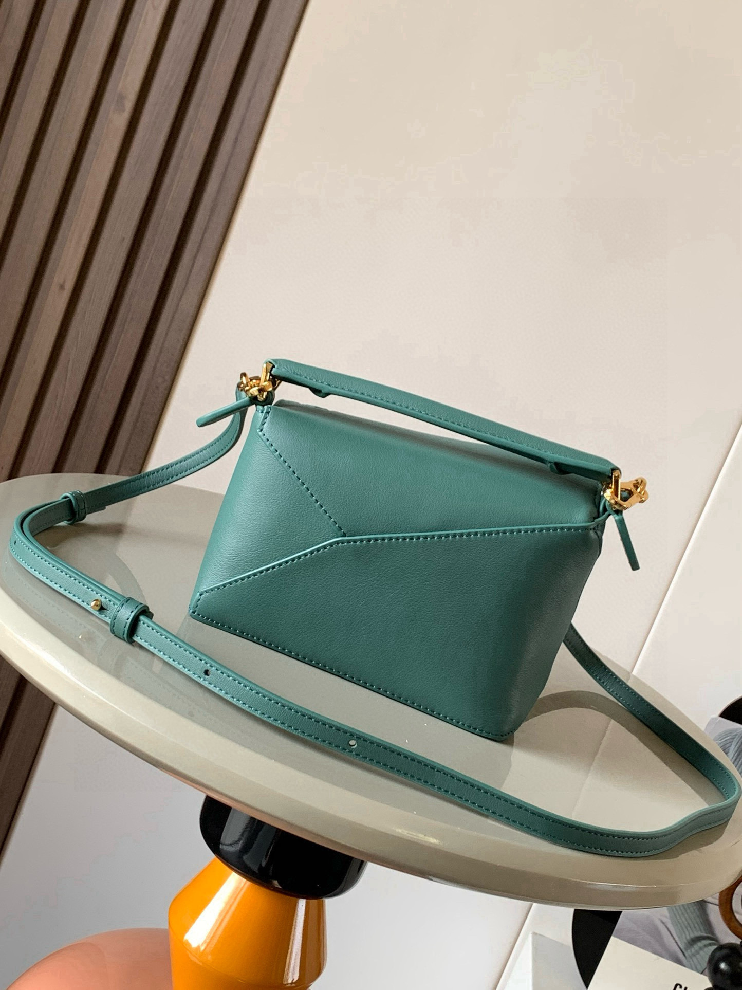 Loewe 新版本几何包迷你18CM Puzzle手袋是创意总监乔纳森．安德森为