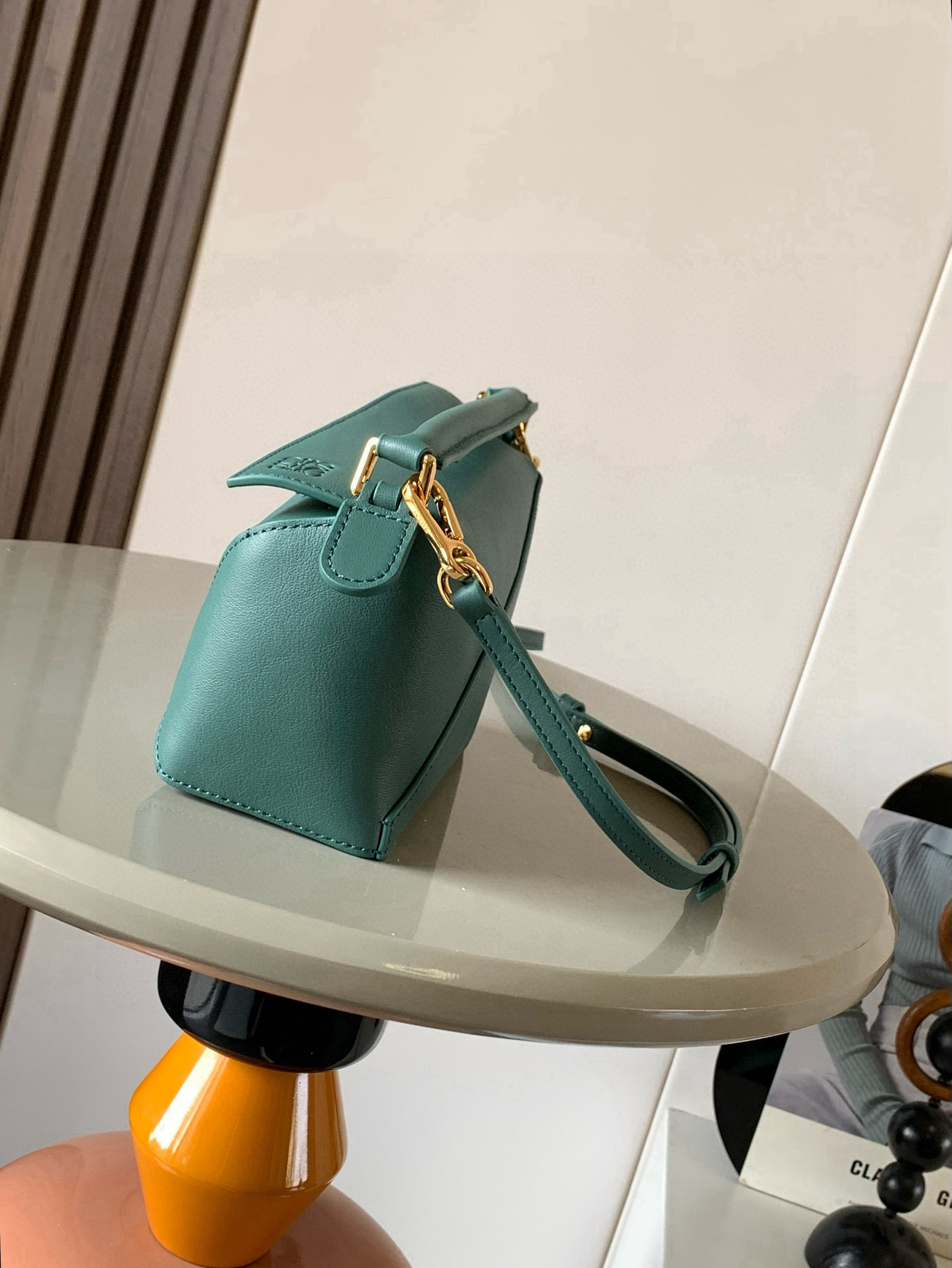 Loewe 新版本几何包迷你18CM Puzzle手袋是创意总监乔纳森．安德森为