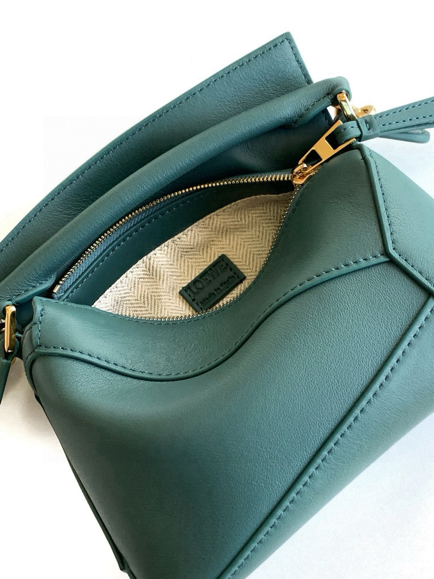 Loewe 新版本几何包迷你18CM Puzzle手袋是创意总监乔纳森．安德森为