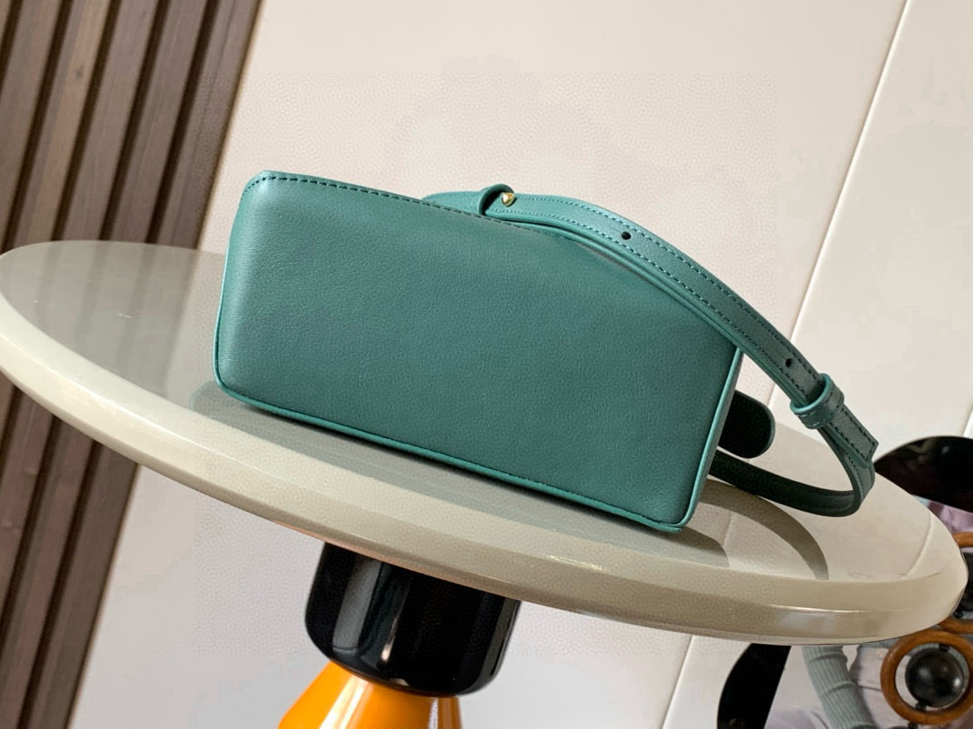 Loewe 新版本几何包迷你18CM Puzzle手袋是创意总监乔纳森．安德森为