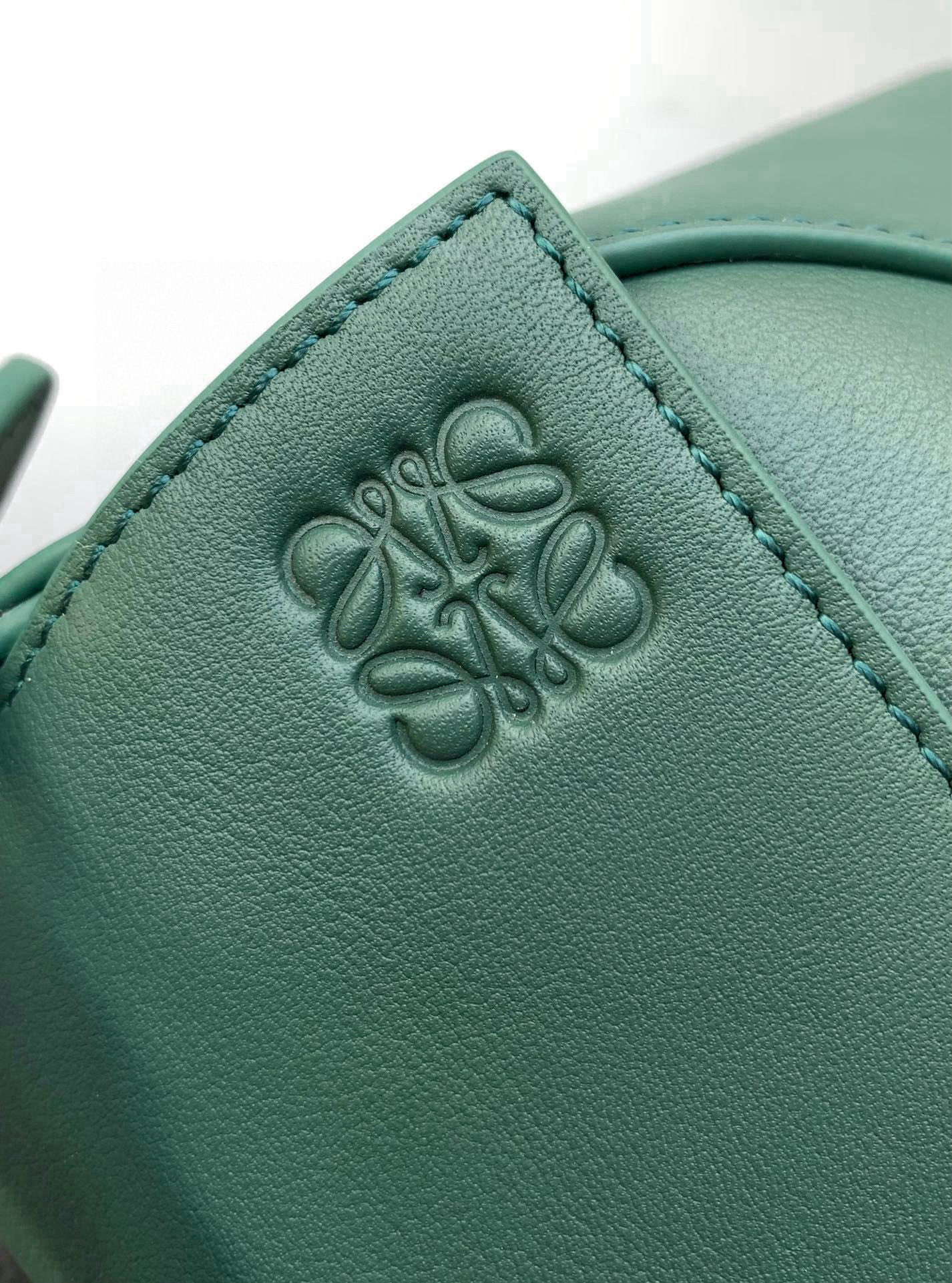 Loewe 新版本几何包迷你18CM Puzzle手袋是创意总监乔纳森．安德森为