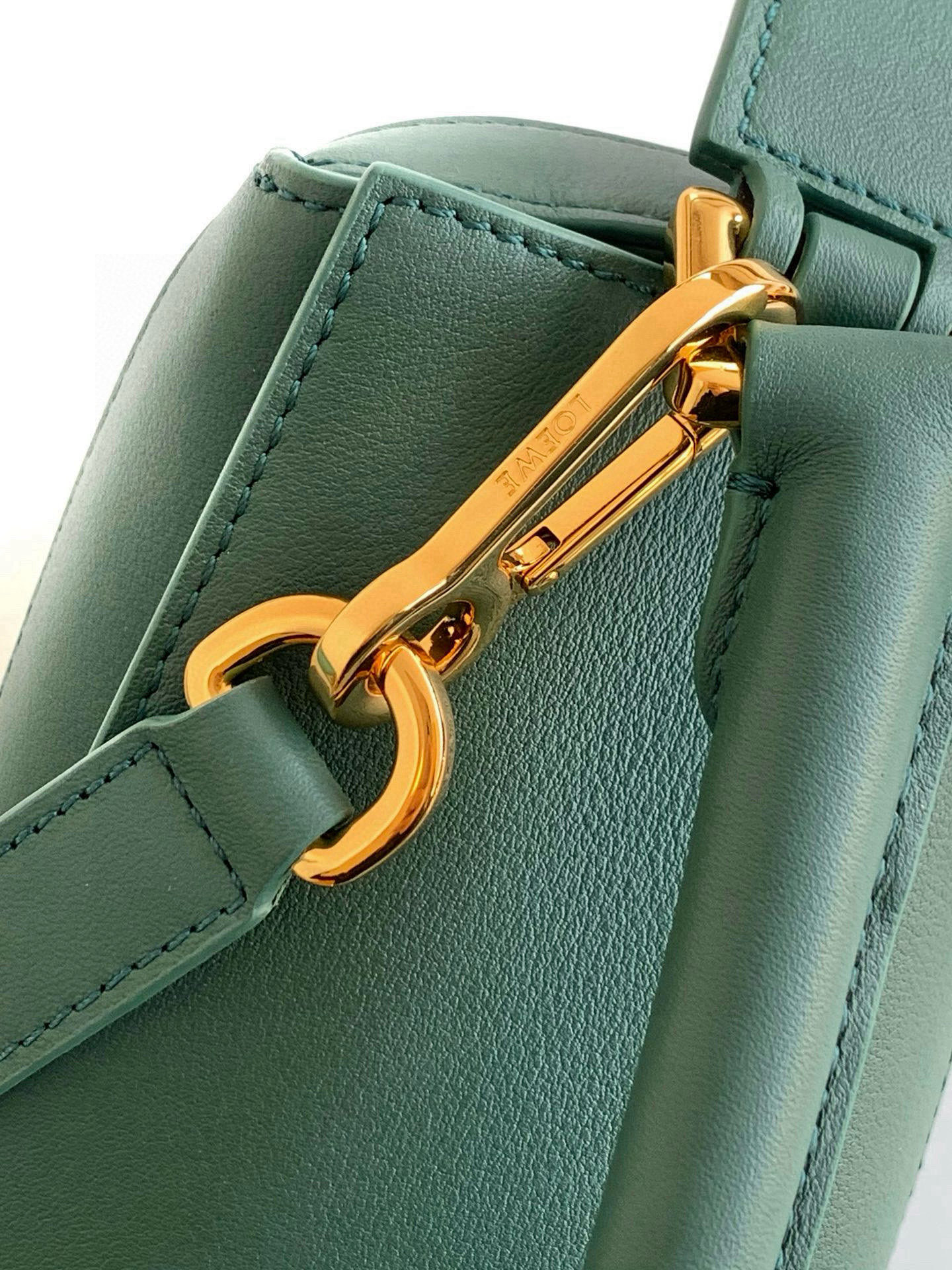 Loewe 新版本几何包迷你18CM Puzzle手袋是创意总监乔纳森．安德森为