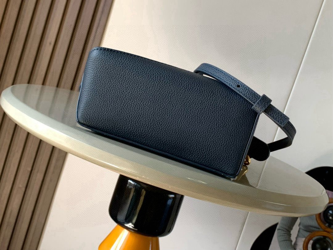 Loewe 新版本几何包迷你18CM Puzzle手袋是创意总监乔纳森．安德森为
