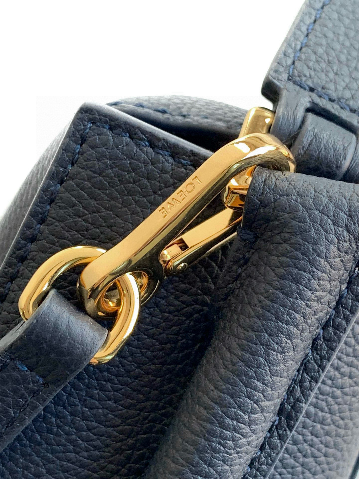 Loewe 新版本几何包迷你18CM Puzzle手袋是创意总监乔纳森．安德森为