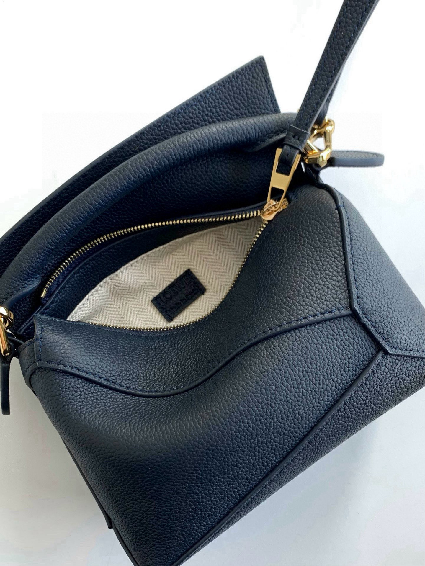 Loewe 新版本几何包迷你18CM Puzzle手袋是创意总监乔纳森．安德森为