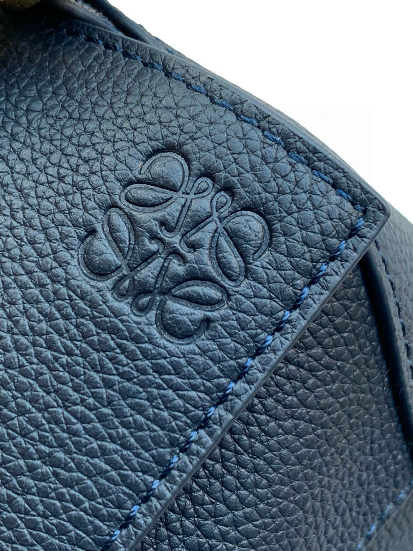 Loewe 新版本几何包迷你18CM Puzzle手袋是创意总监乔纳森．安德森为