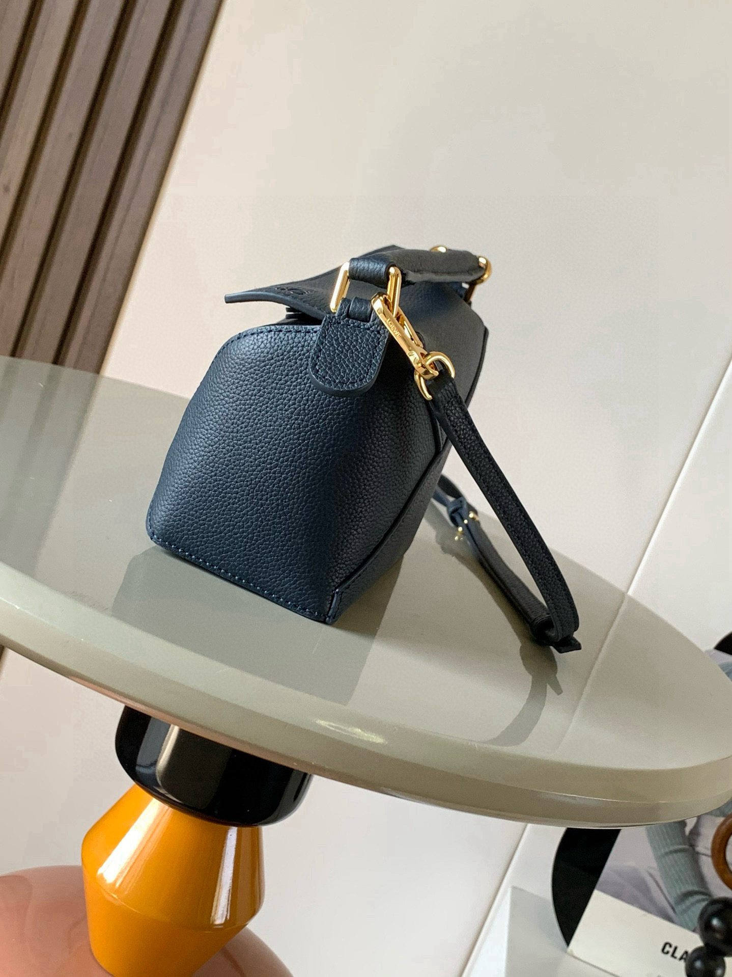Loewe 新版本几何包迷你18CM Puzzle手袋是创意总监乔纳森．安德森为