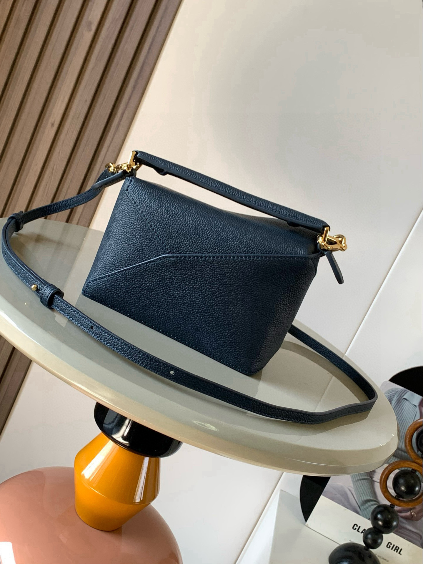 Loewe 新版本几何包迷你18CM Puzzle手袋是创意总监乔纳森．安德森为