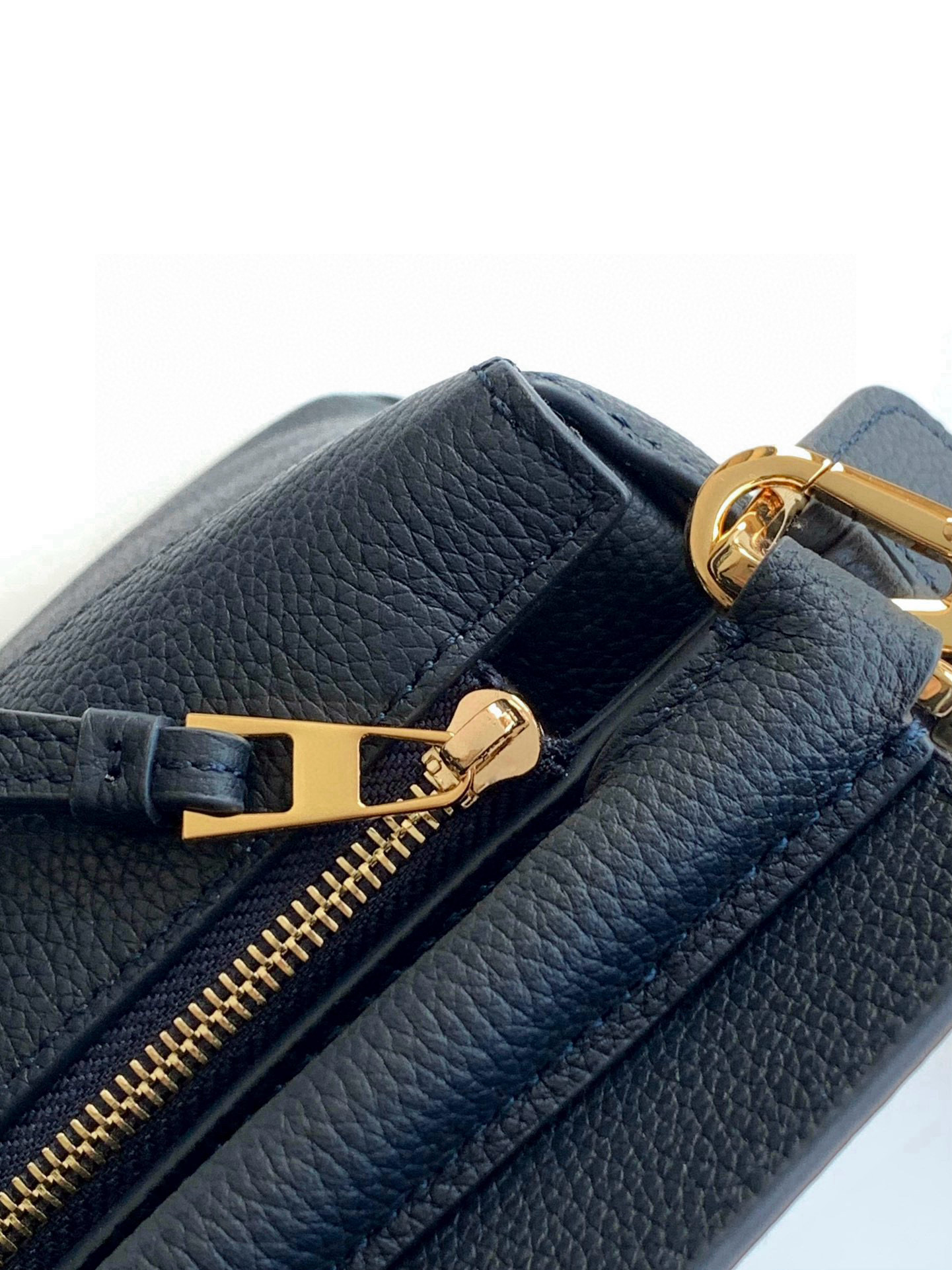 Loewe 新版本几何包迷你18CM Puzzle手袋是创意总监乔纳森．安德森为